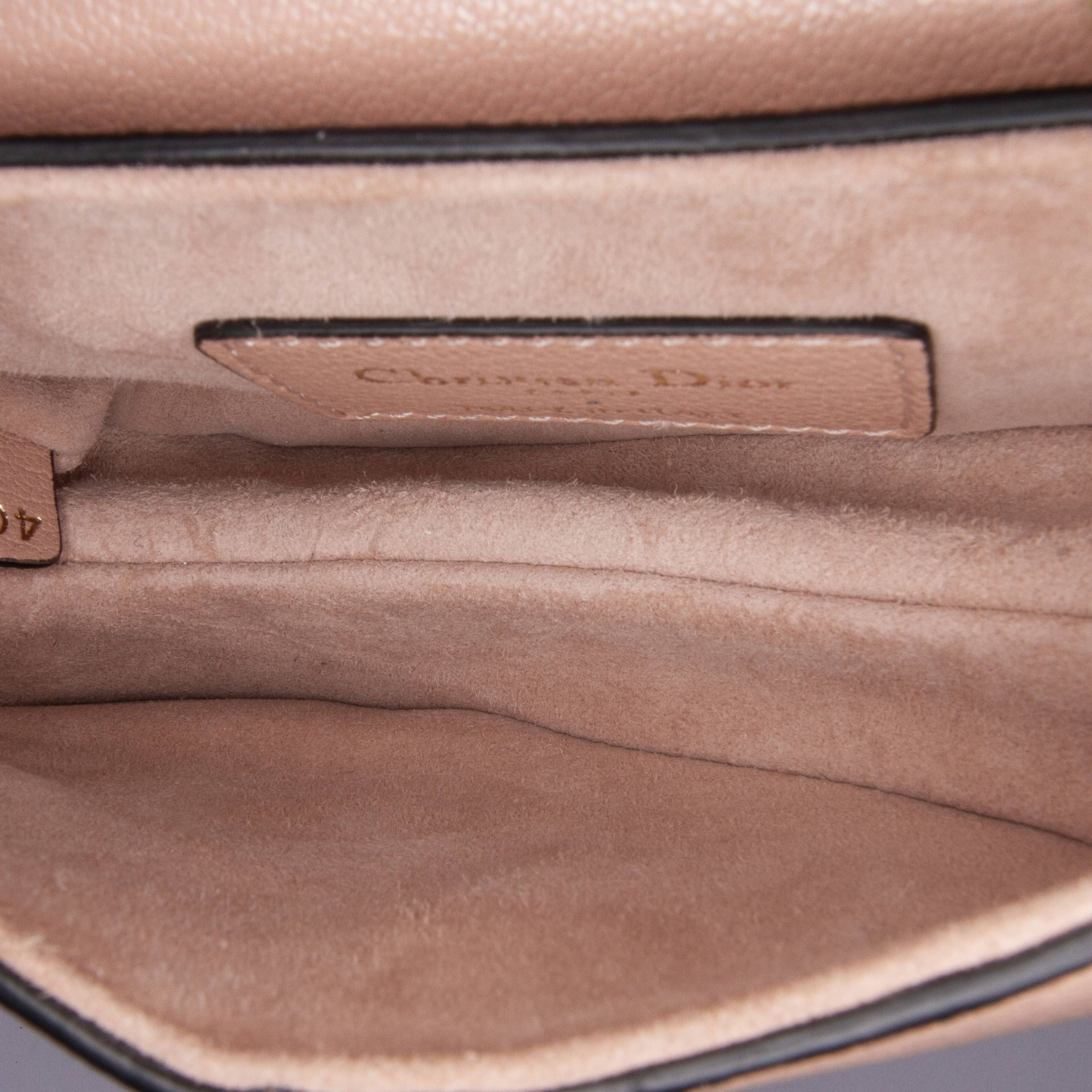 Dior Micro Goatskin Saddle, från Luxclusif, i färgen nude. Klicka för att öppna bilden i stort format