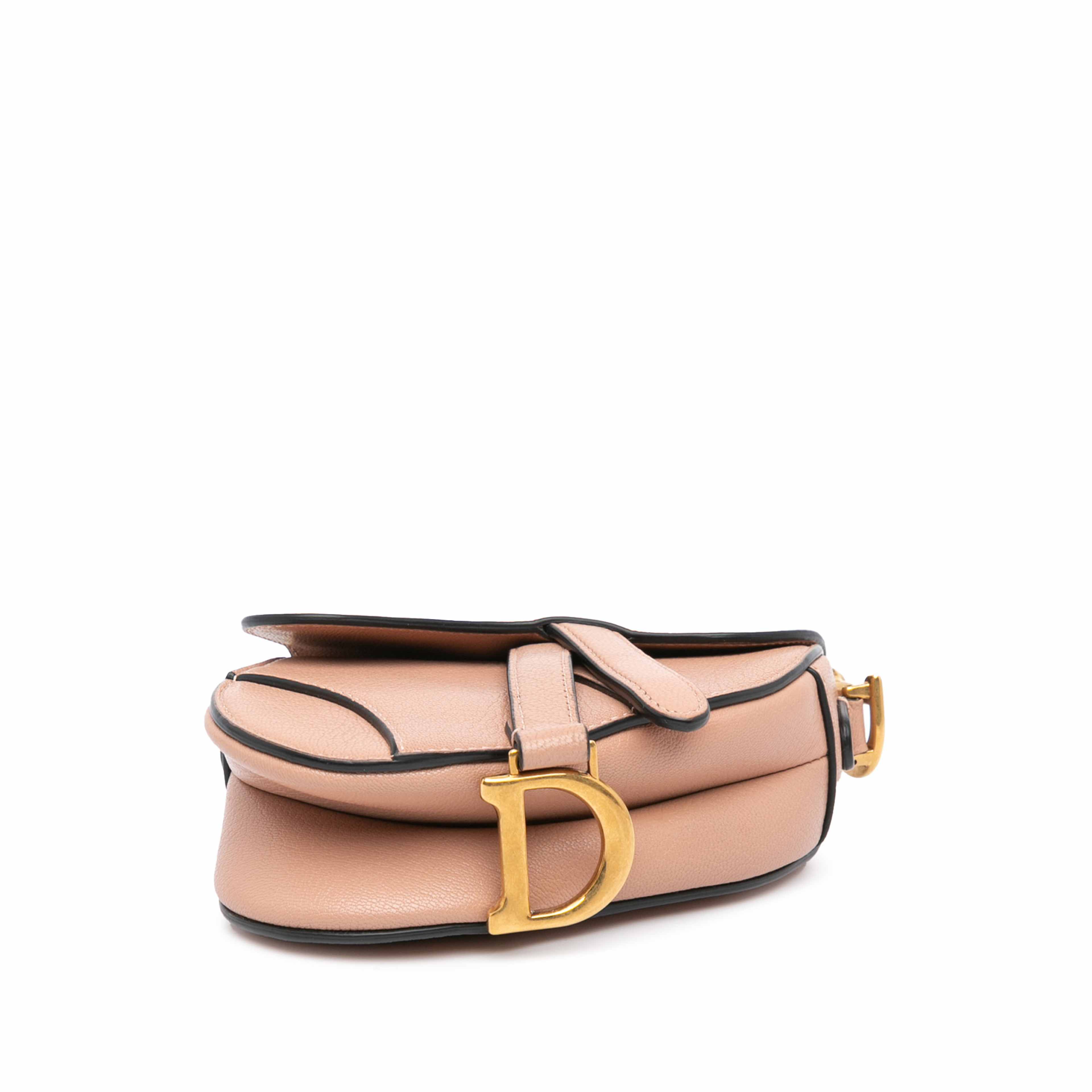 Dior Micro Goatskin Saddle, från Luxclusif, i färgen nude. Klicka för att öppna bilden i stort format