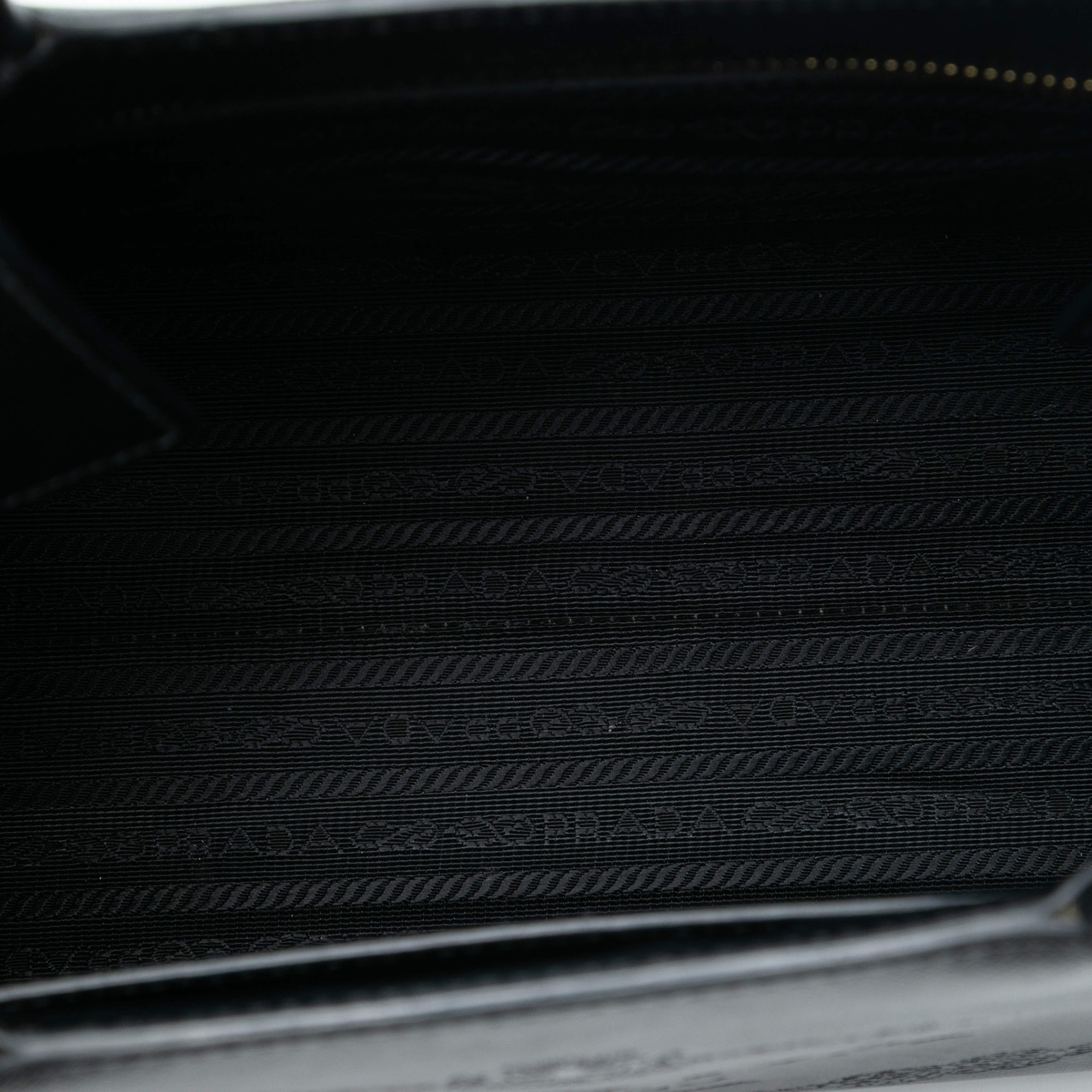 Prada Saffiano Lux Embossed Logo Convertible Tote, från Luxclusif, i färgen black. Klicka för att öppna bilden i stort format