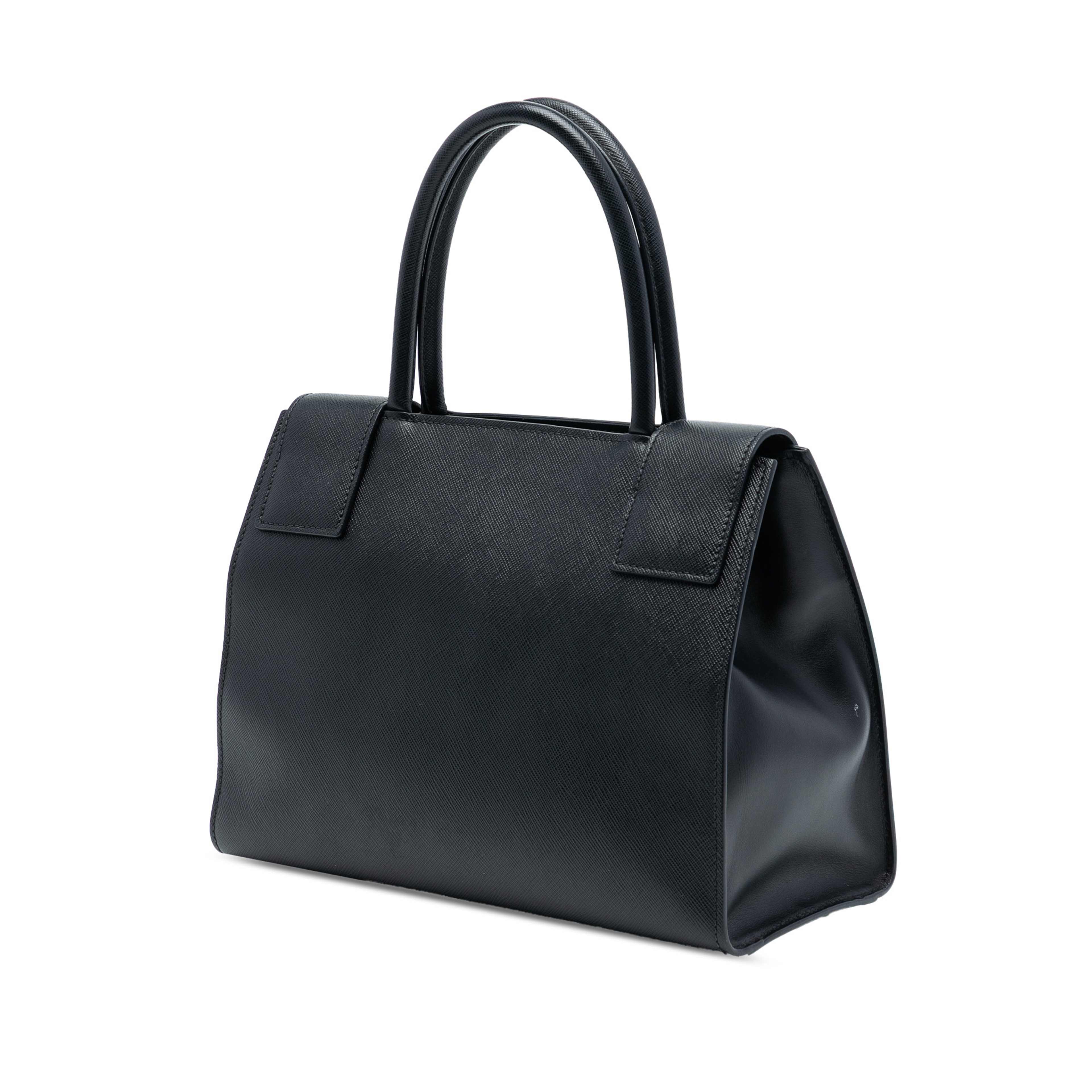 Prada Saffiano Lux Embossed Logo Convertible Tote, från Luxclusif, i färgen black. Klicka för att öppna bilden i stort format