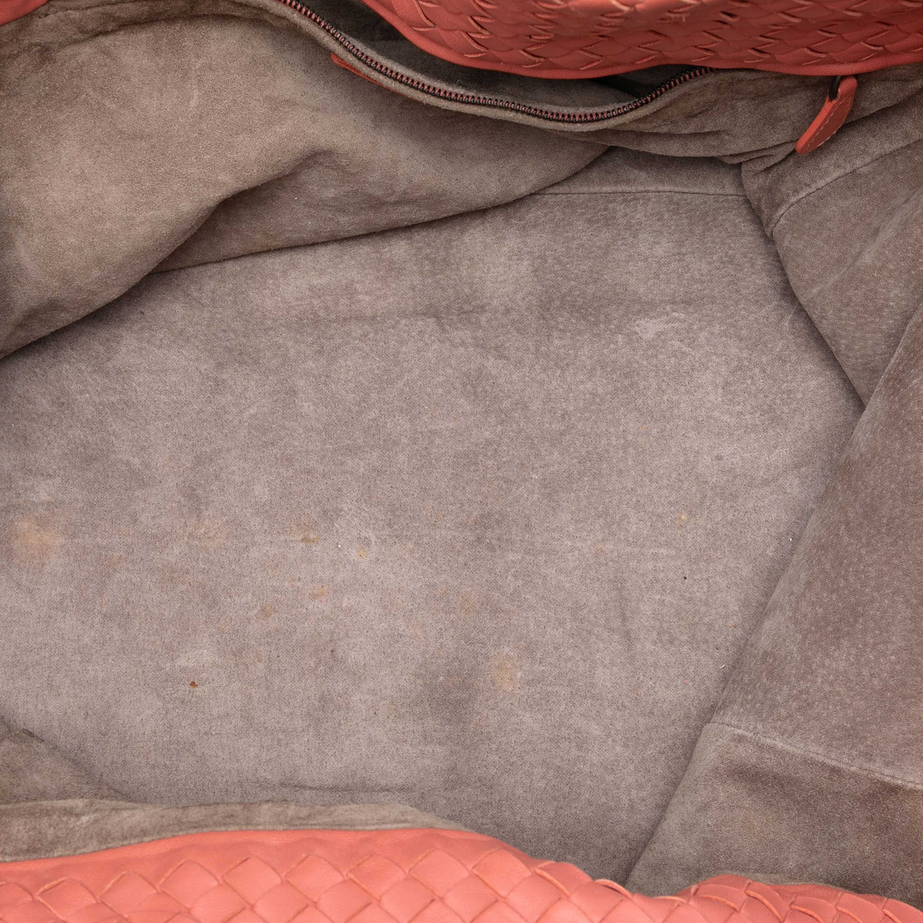 Bottega Veneta Large Nappa Intrecciato Cesta Tote, från Luxclusif, i färgen salmon. Klicka för att öppna bilden i stort format