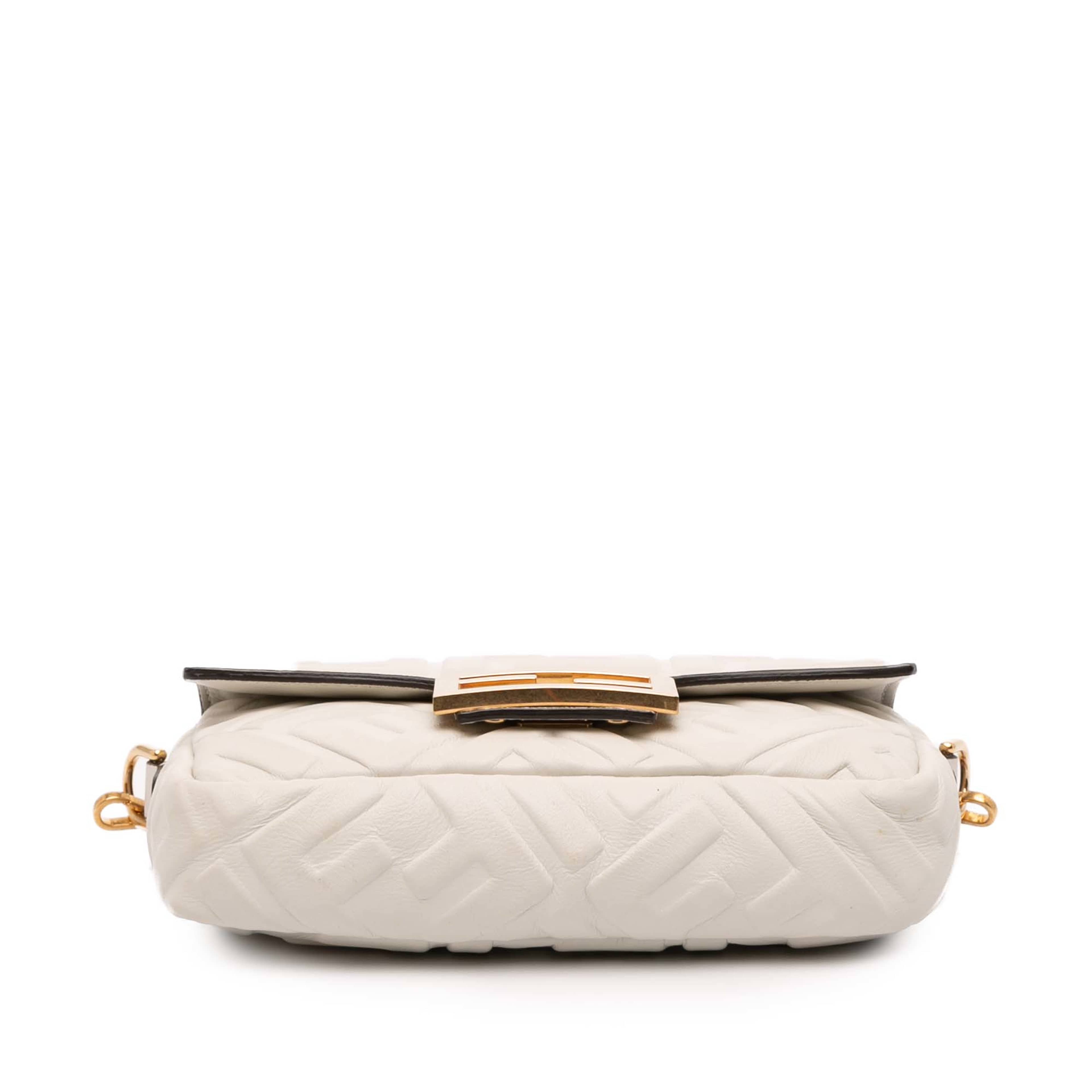 Fendi Mini Zucca Embossed Leather Baguette Satchel, från Luxclusif, i färgen white. Klicka för att öppna bilden i stort format