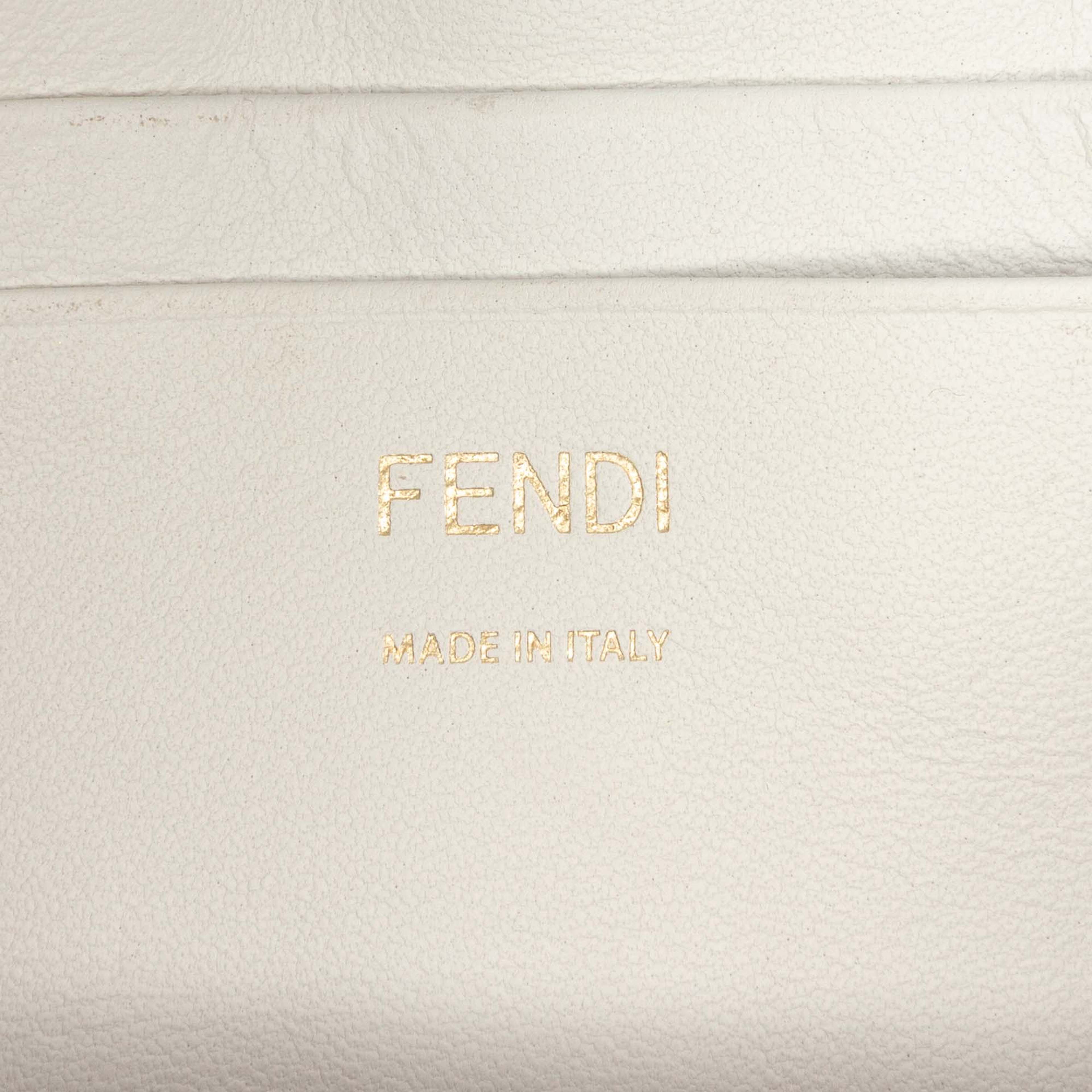 Fendi Mini Zucca Embossed Leather Baguette Satchel, från Luxclusif, i färgen white. Klicka för att öppna bilden i stort format