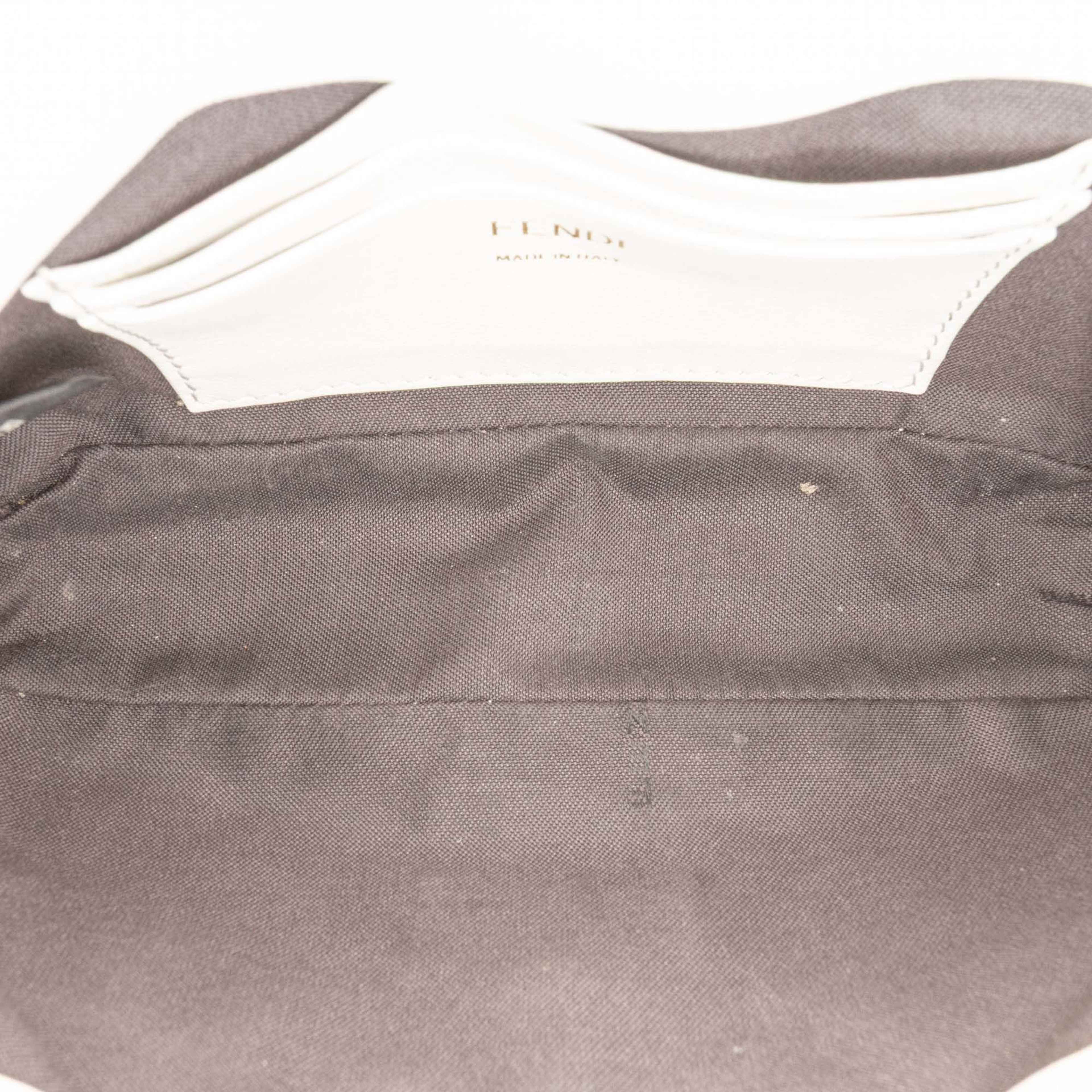 Fendi Mini Zucca Embossed Leather Baguette Satchel, från Luxclusif, i färgen white. Klicka för att öppna bilden i stort format