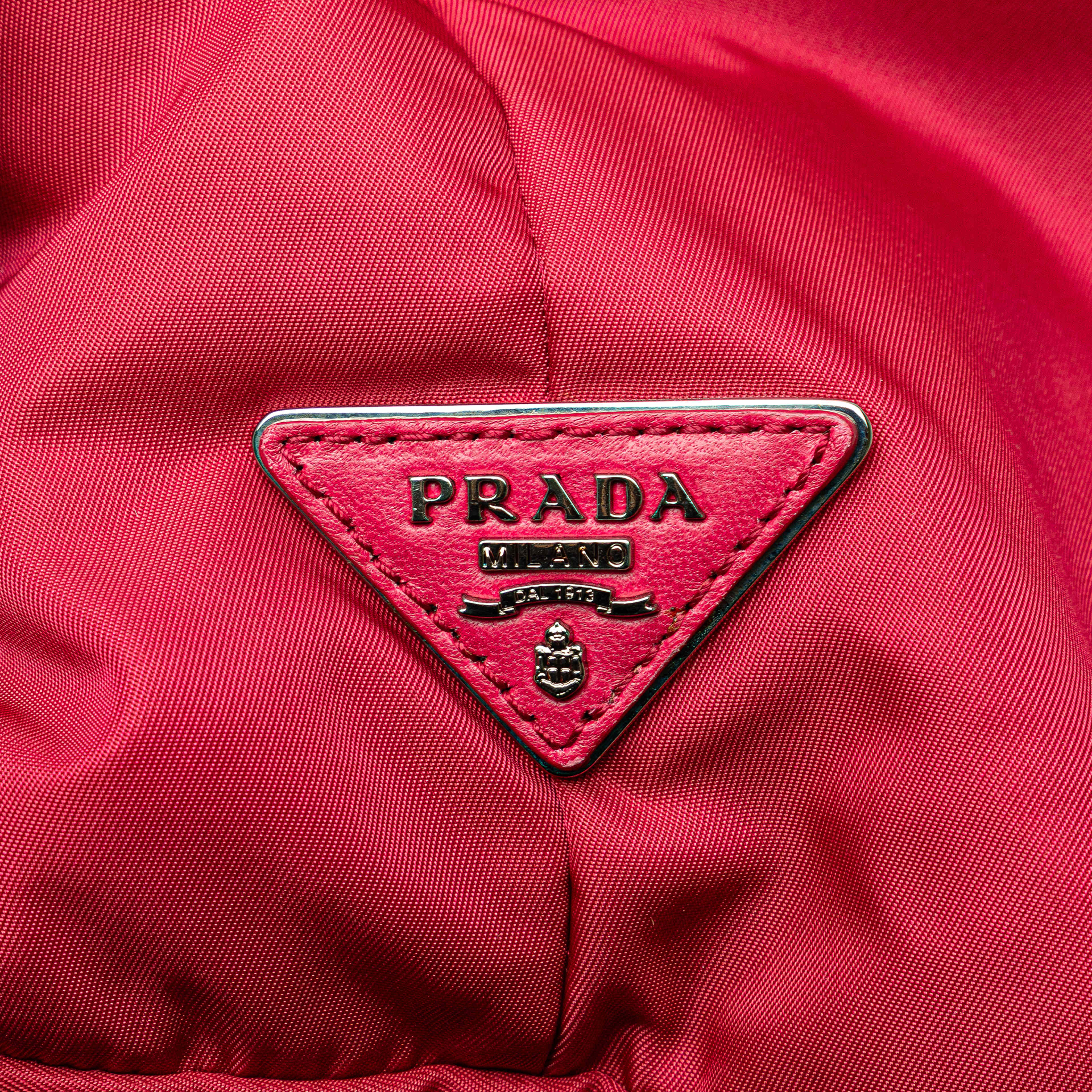 Prada Tessuto Reversible Satchel, från Luxclusif, i färgen dark pink. Klicka för att öppna bilden i stort format