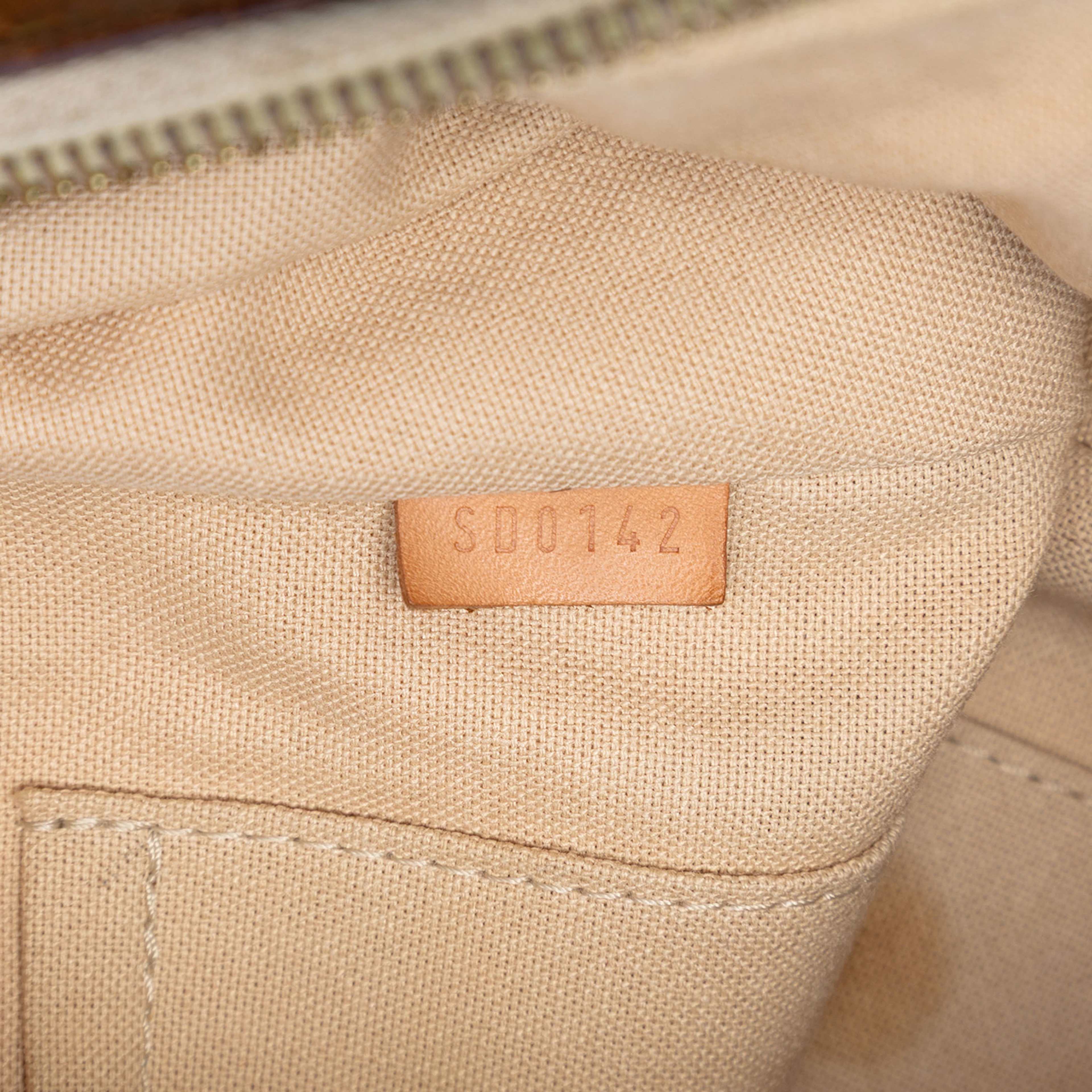 Louis Vuitton Damier Azur Siracusa Pm, från Luxclusif, i färgen white. Klicka för att öppna bilden i stort format