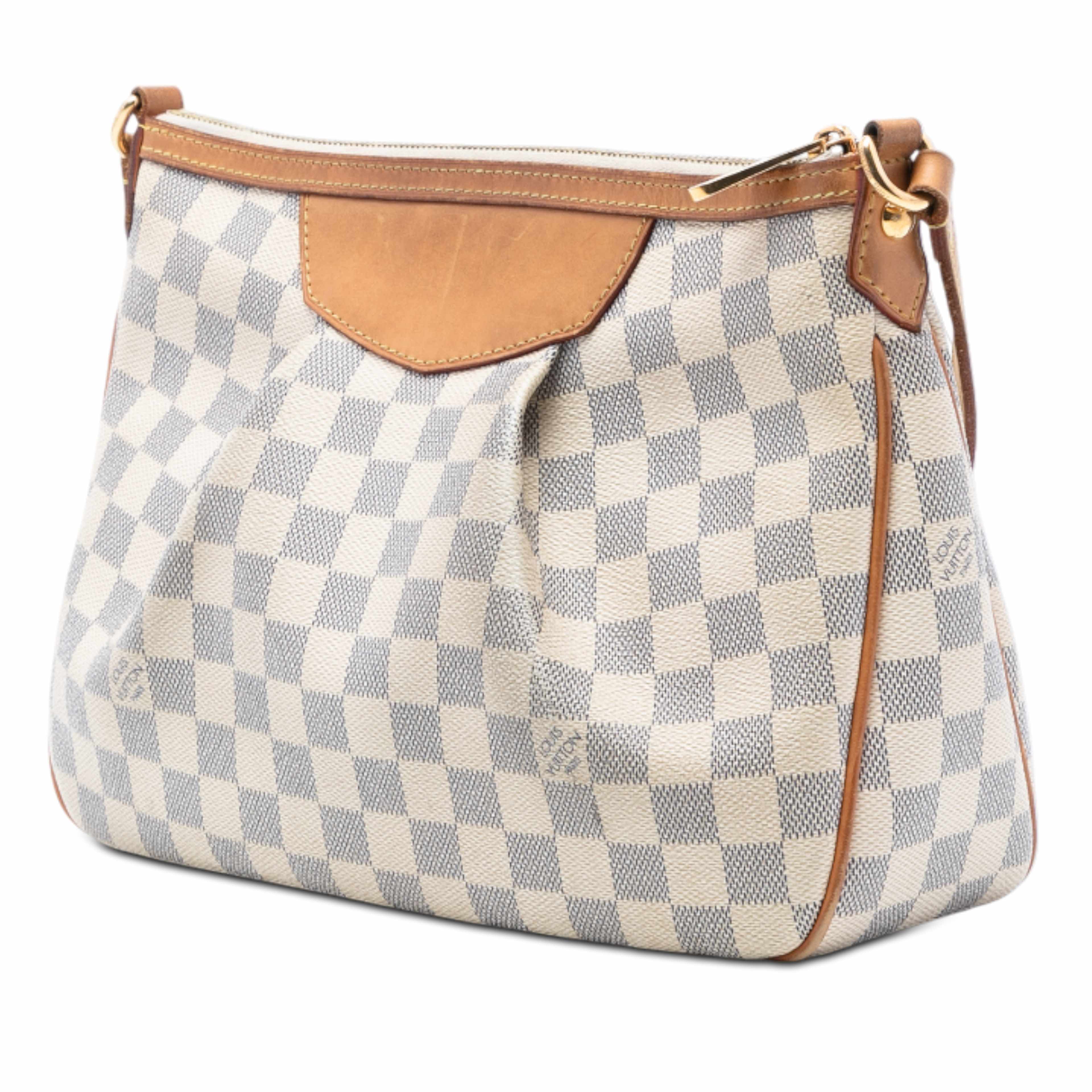 Louis Vuitton Damier Azur Siracusa Pm, från Luxclusif, i färgen white. Klicka för att öppna bilden i stort format