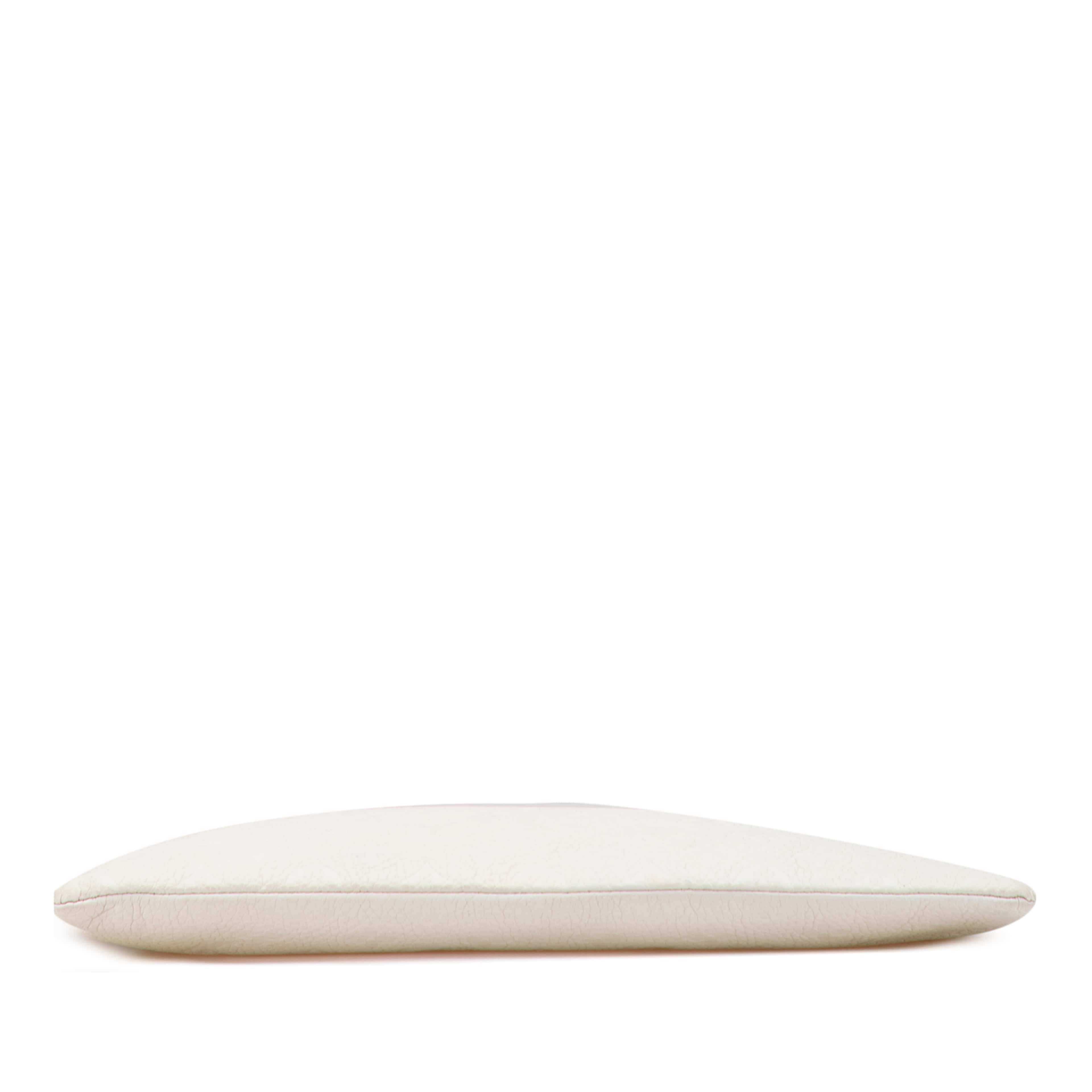 Louis Vuitton Monogram Taurillon A4 Pouch, från Luxclusif, i färgen white. Klicka för att öppna bilden i stort format