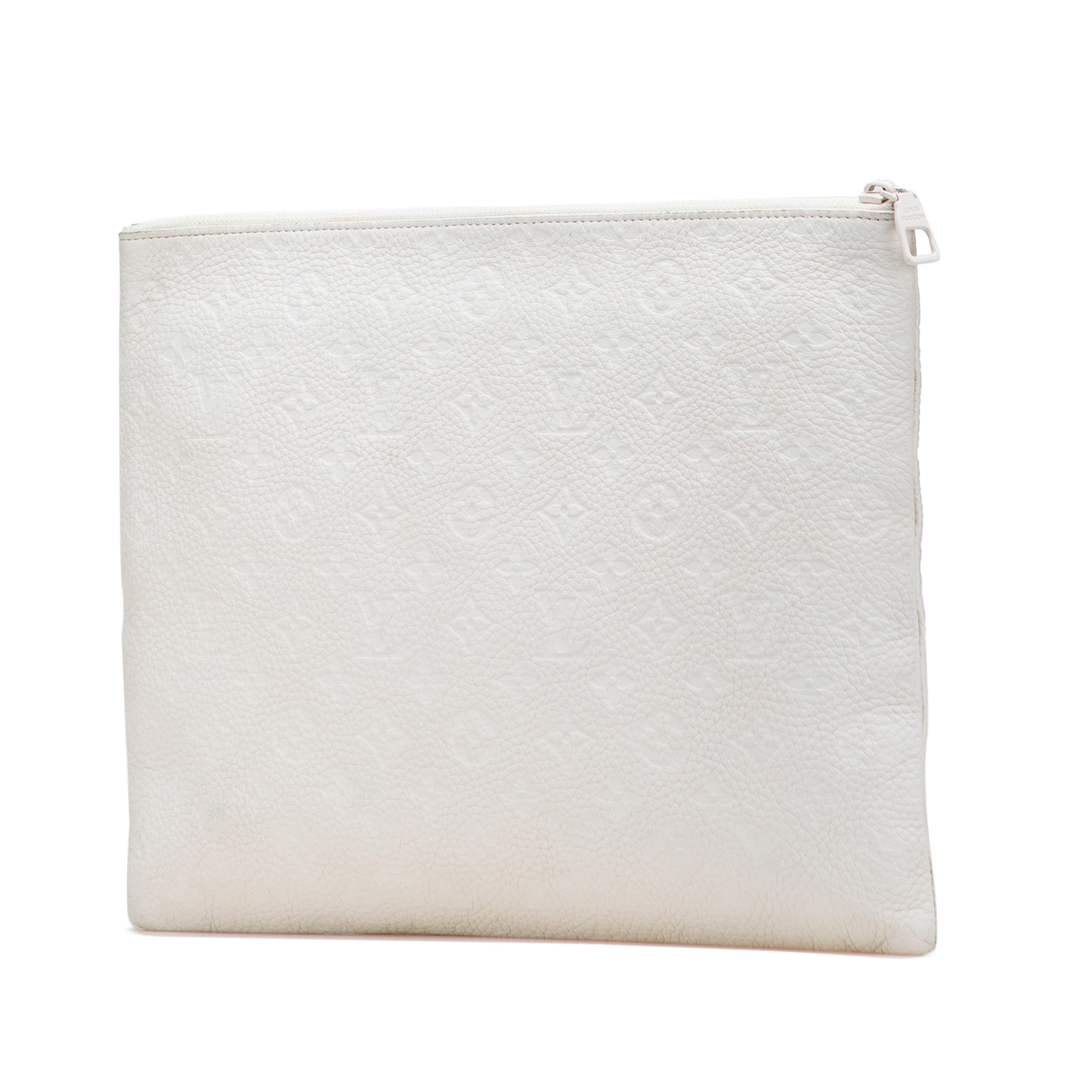 Louis Vuitton Monogram Taurillon A4 Pouch, från Luxclusif, i färgen white. Klicka för att öppna bilden i stort format