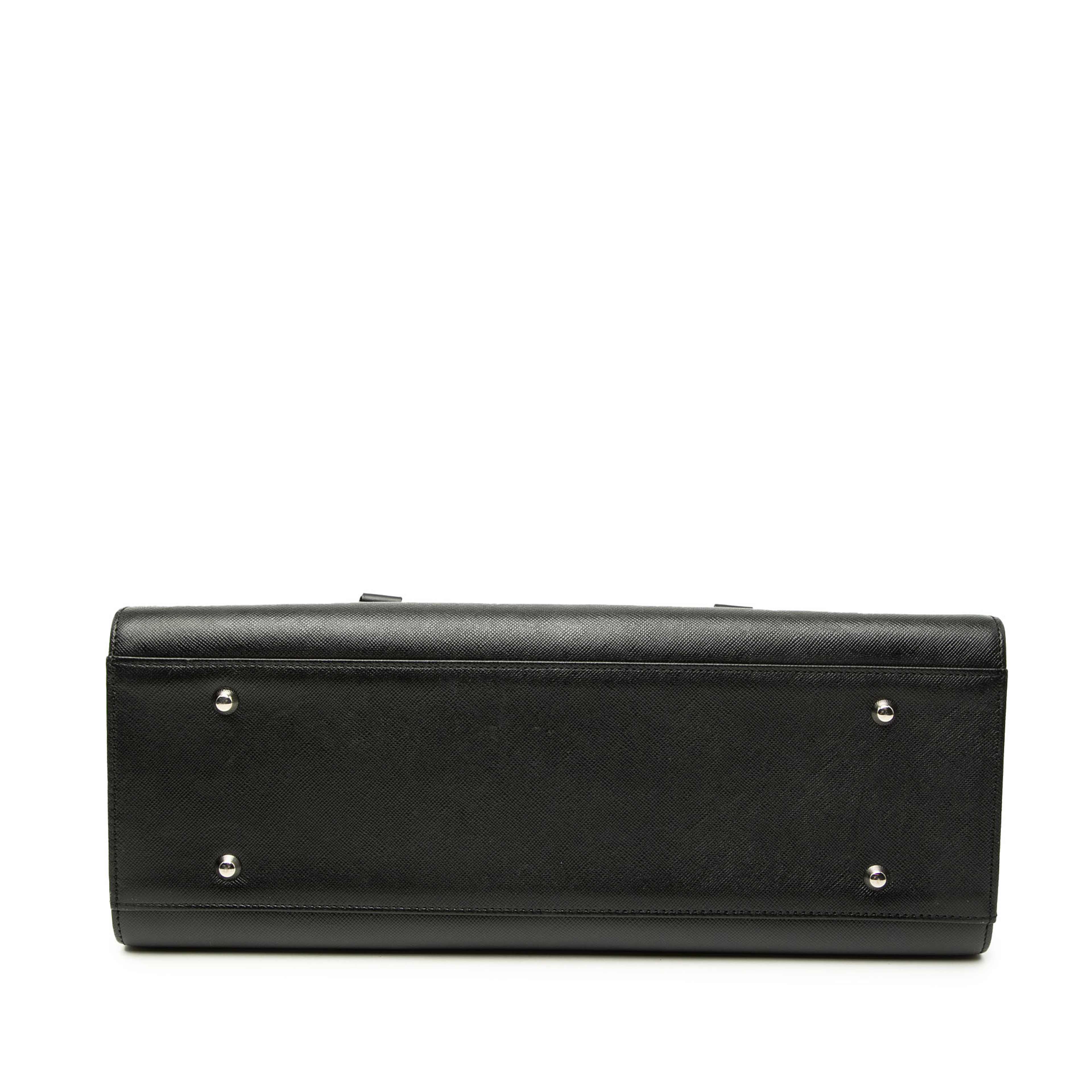 Burberry Leather Handbag, från Luxclusif, i färgen black. Klicka för att öppna bilden i stort format