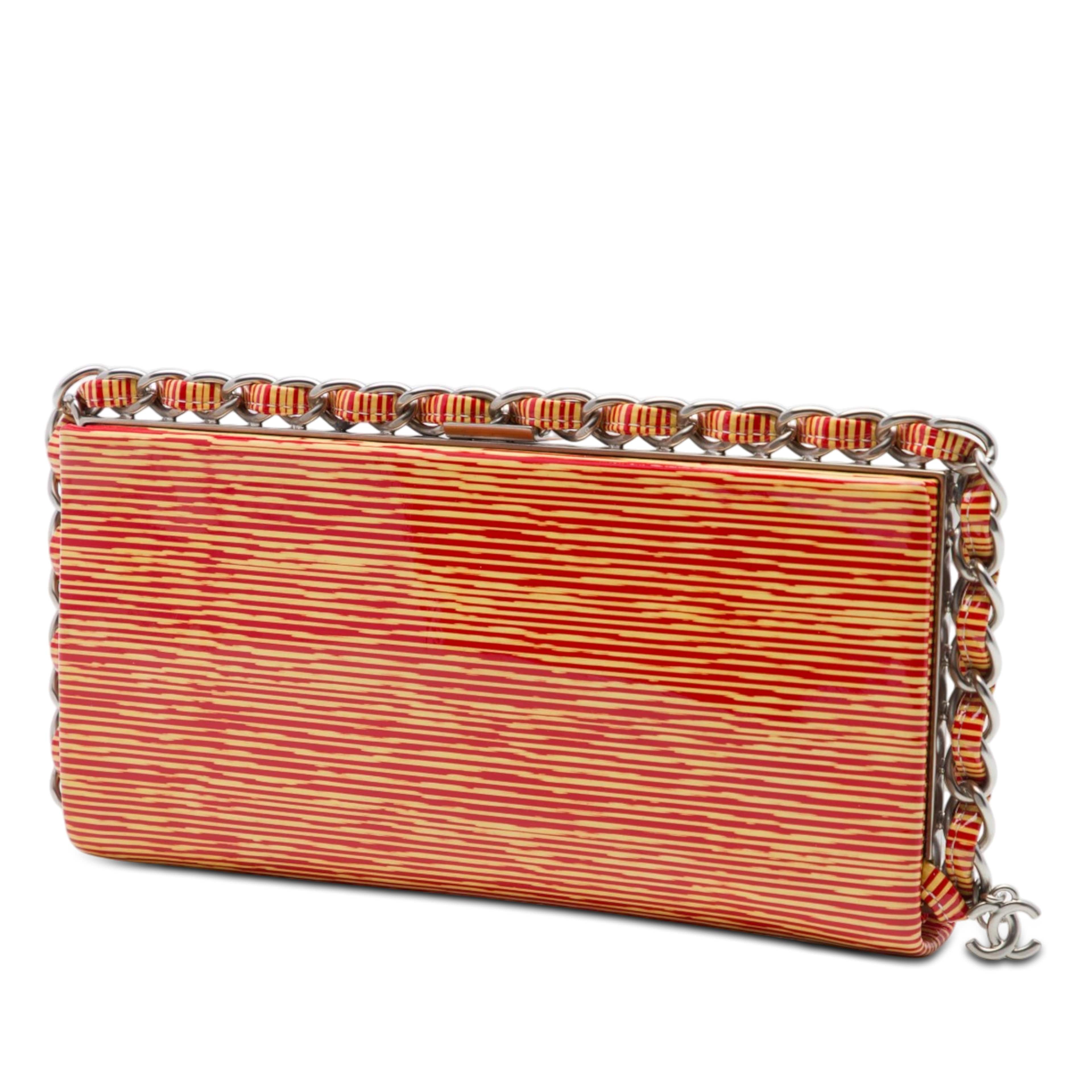 Chanel Cc Patent Striped Chain Around Clutch, från Luxclusif, i färgen orange. Klicka för att öppna bilden i stort format