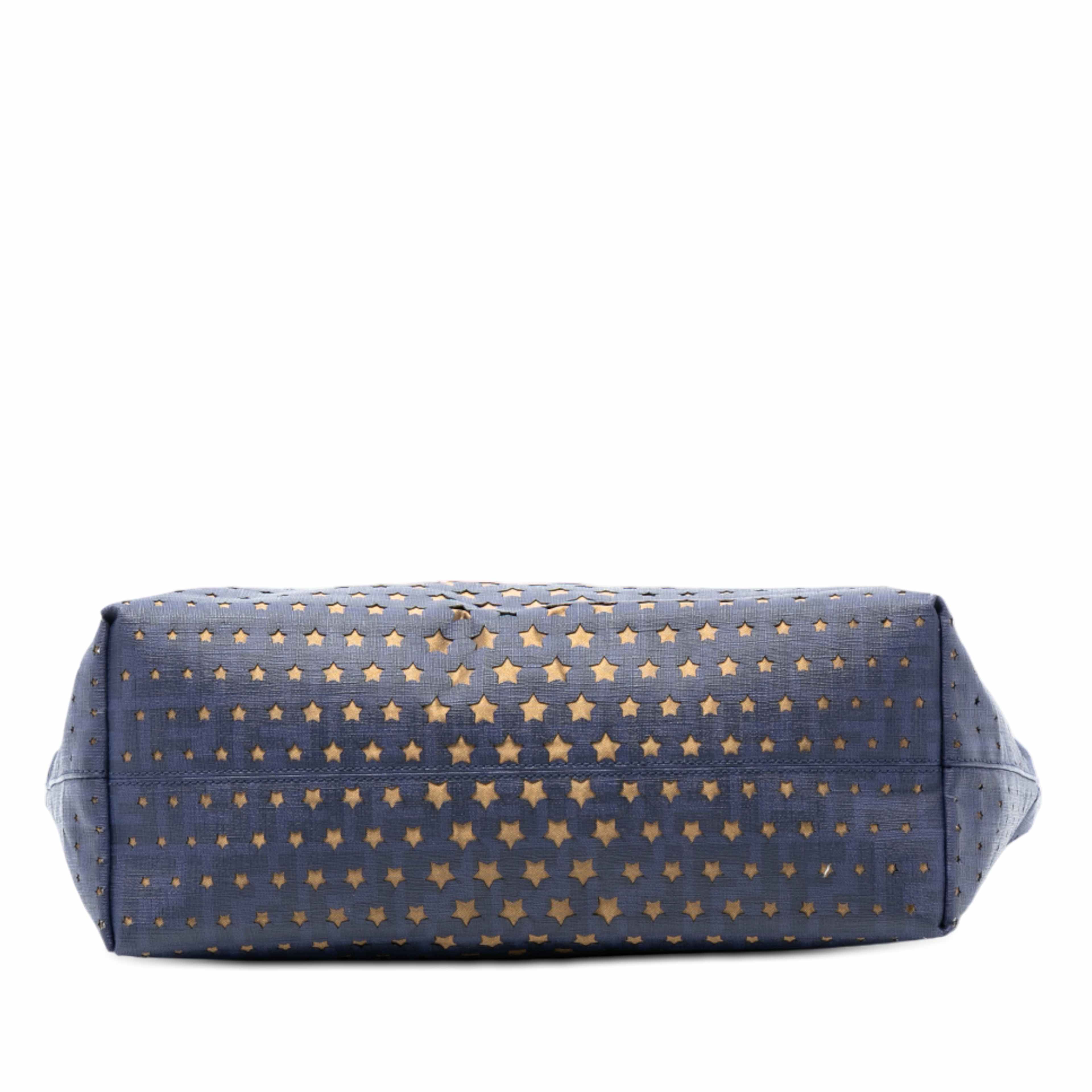 Fendi Medium Coated Canvas Laser Cut Star Roll Tote, från Luxclusif, i färgen navy. Klicka för att öppna bilden i stort format