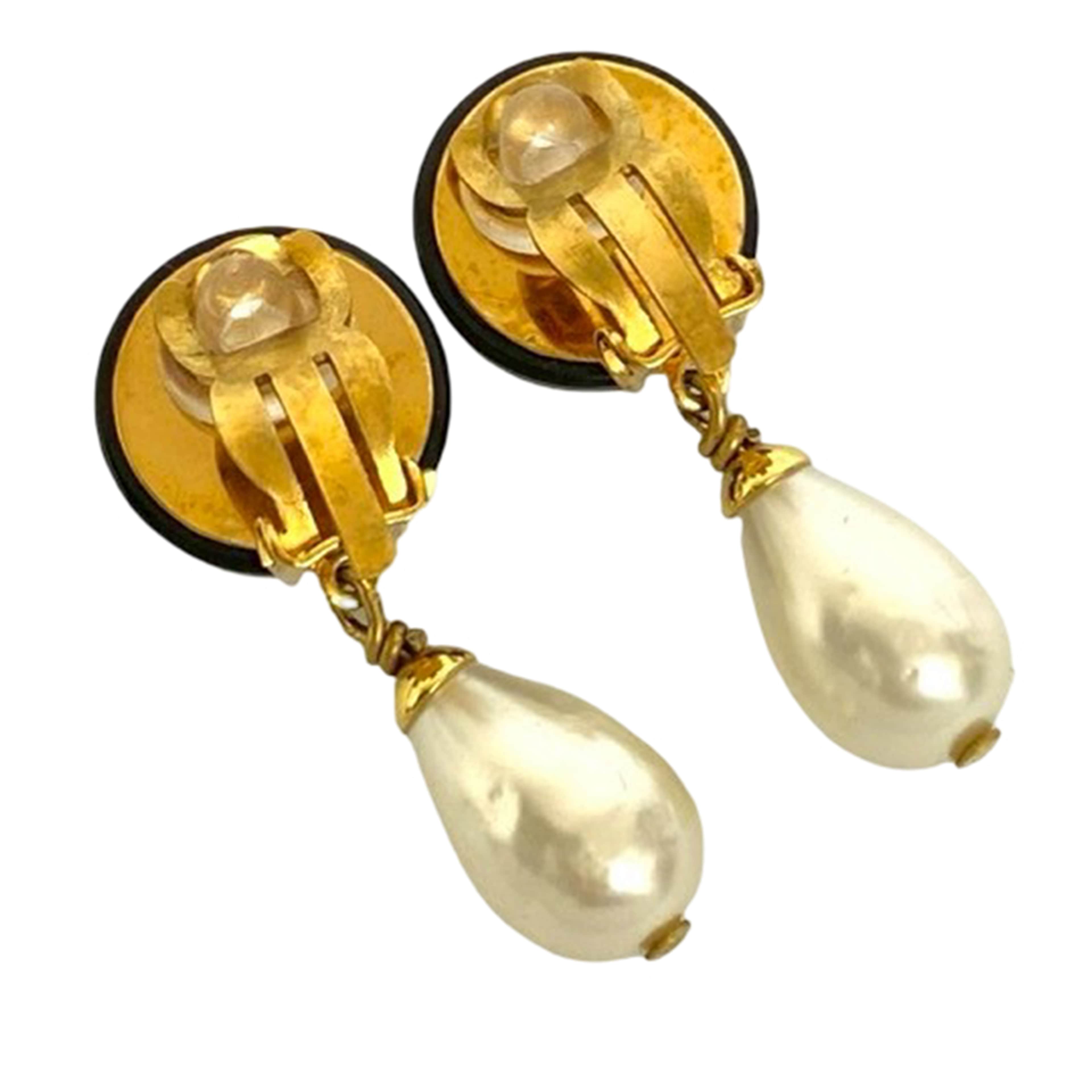 Chanel Cc Gold Plated Resin And Faux Pearl Drop Clip On Earrings, från Luxclusif, i färgen svart. Klicka för att öppna bilden i stort format
