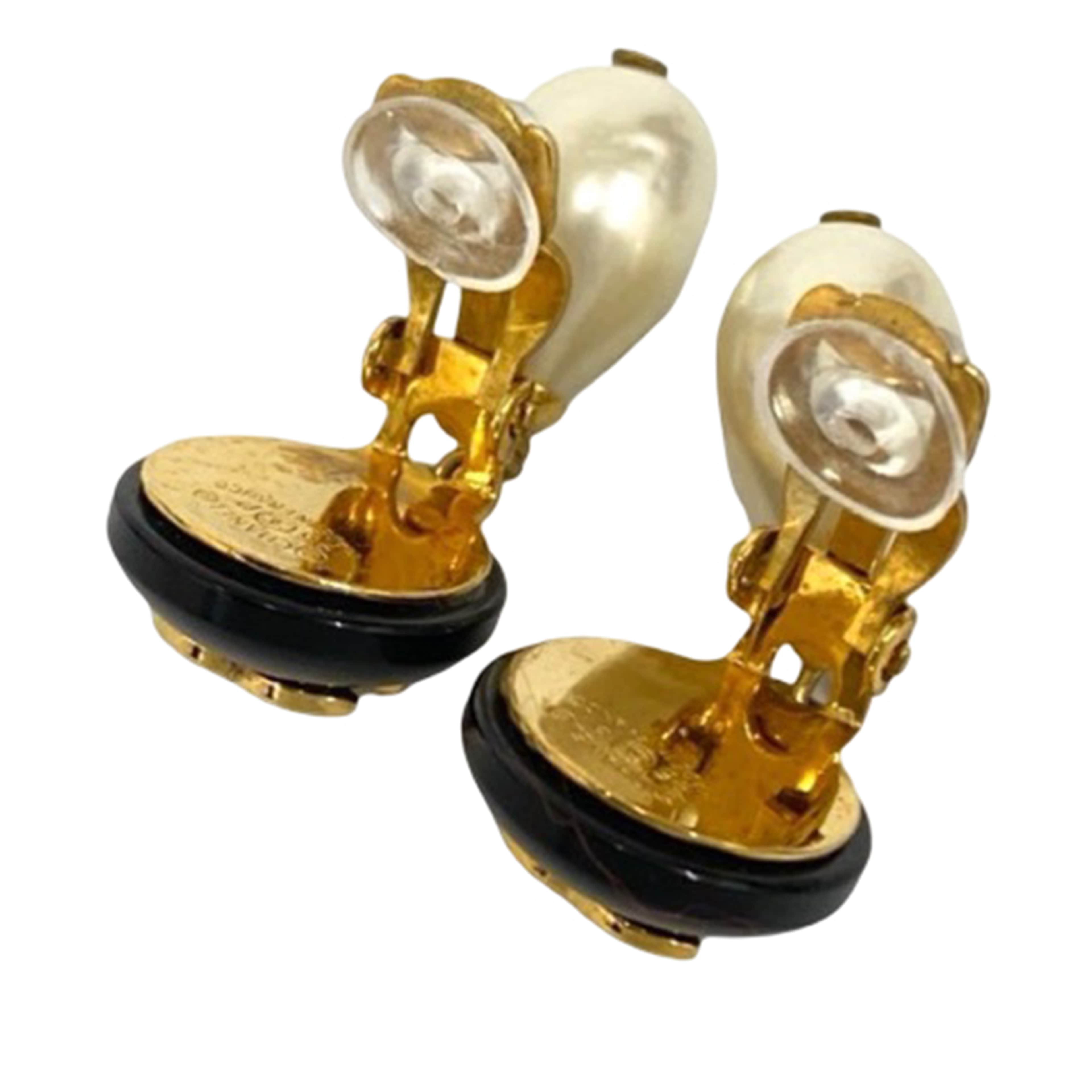 Chanel Cc Gold Plated Resin And Faux Pearl Drop Clip On Earrings, från Luxclusif, i färgen svart. Klicka för att öppna bilden i stort format