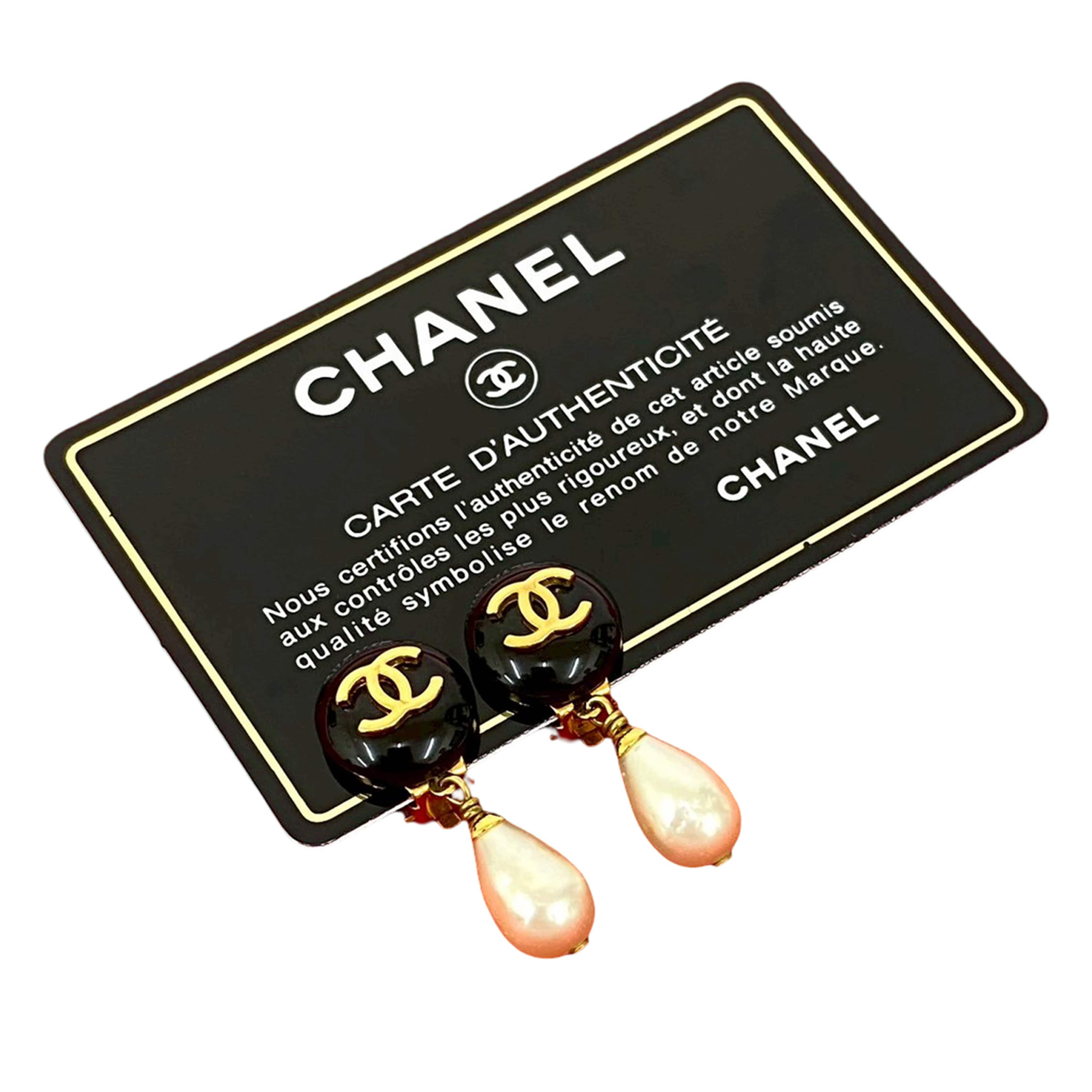 Chanel Cc Gold Plated Resin And Faux Pearl Drop Clip On Earrings, från Luxclusif, i färgen svart. Klicka för att öppna bilden i stort format