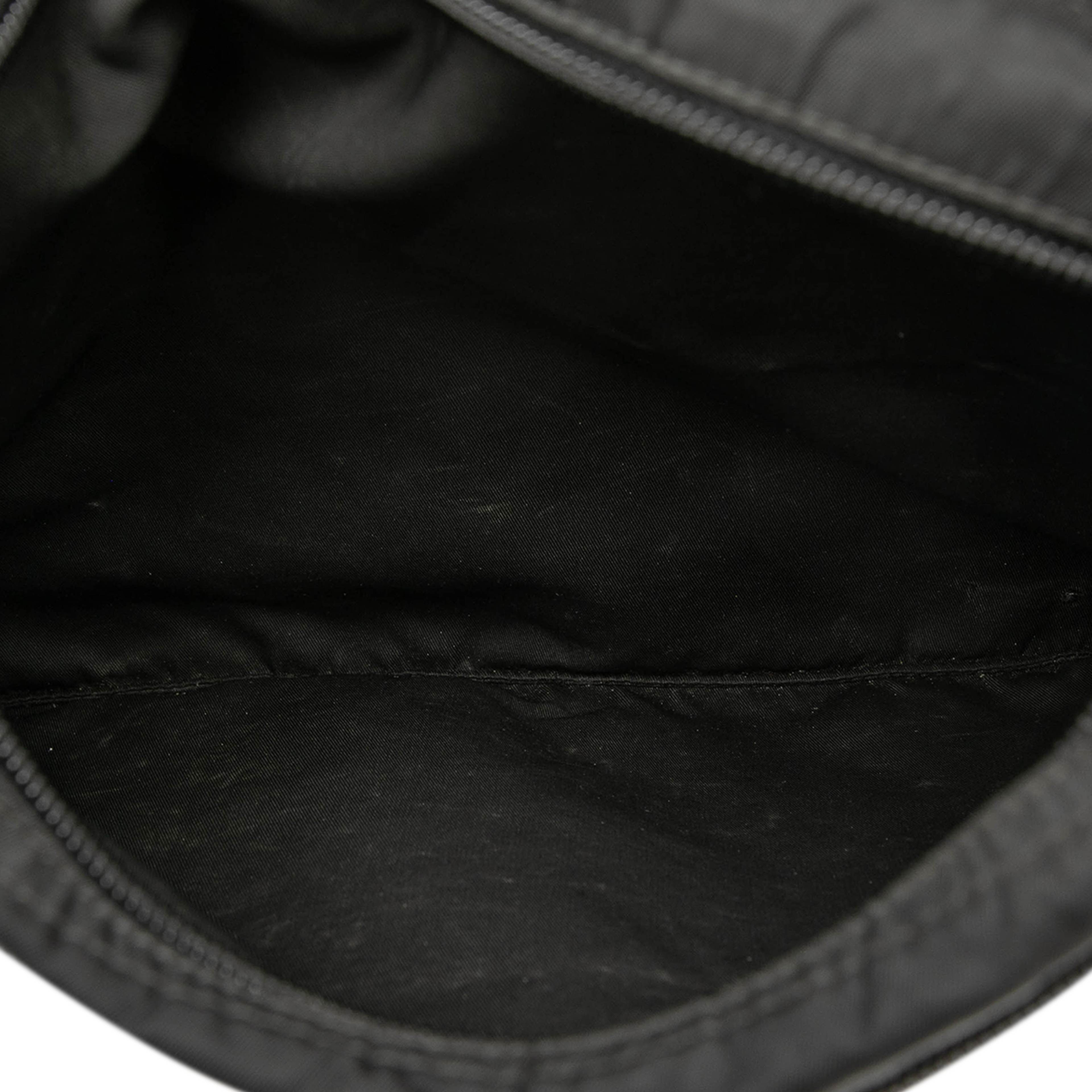 Prada Tessuto Zip Top Crossbody, från Luxclusif, i färgen black. Klicka för att öppna bilden i stort format