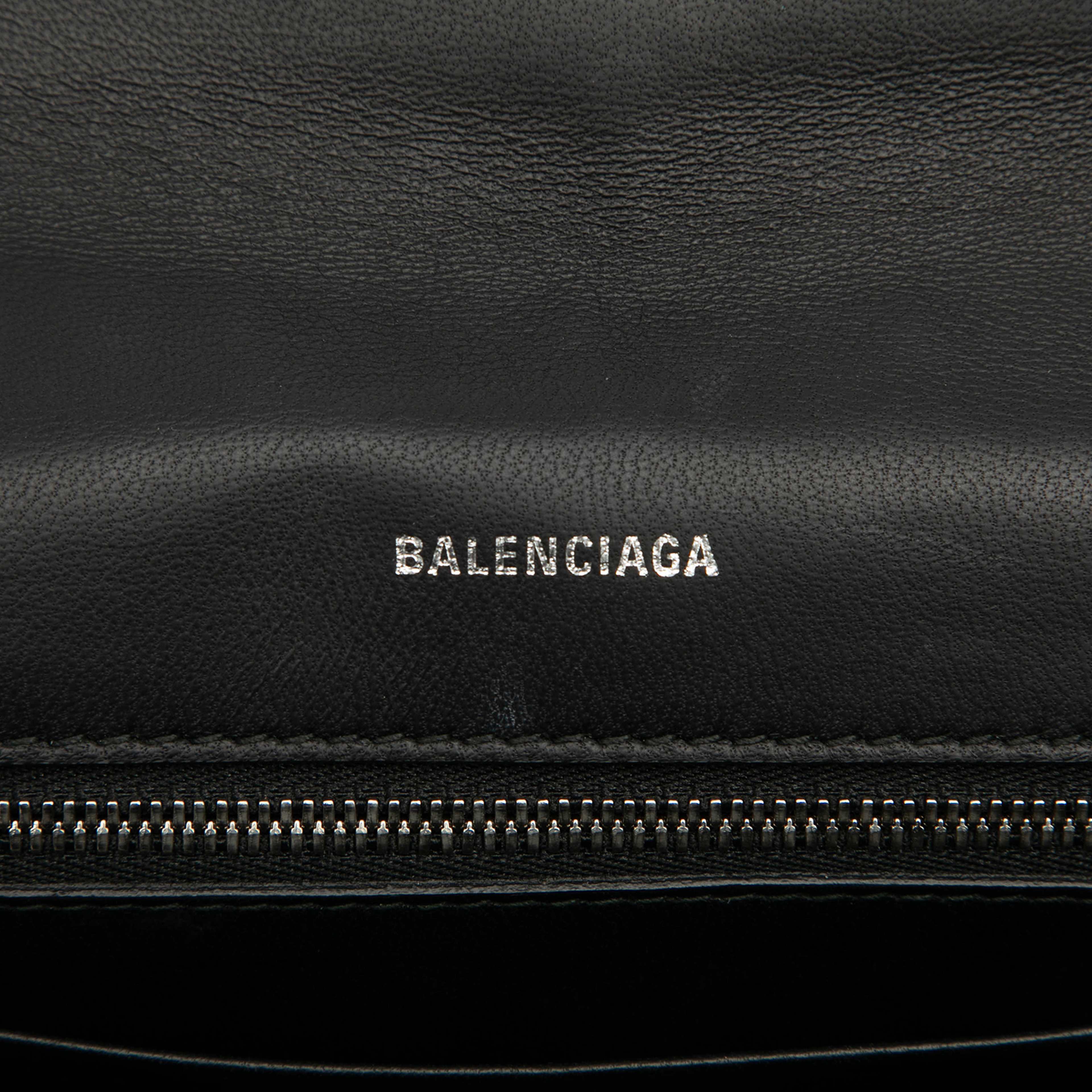 Balenciaga Leather Everyday Wallet On Chain, från Luxclusif, i färgen black. Klicka för att öppna bilden i stort format