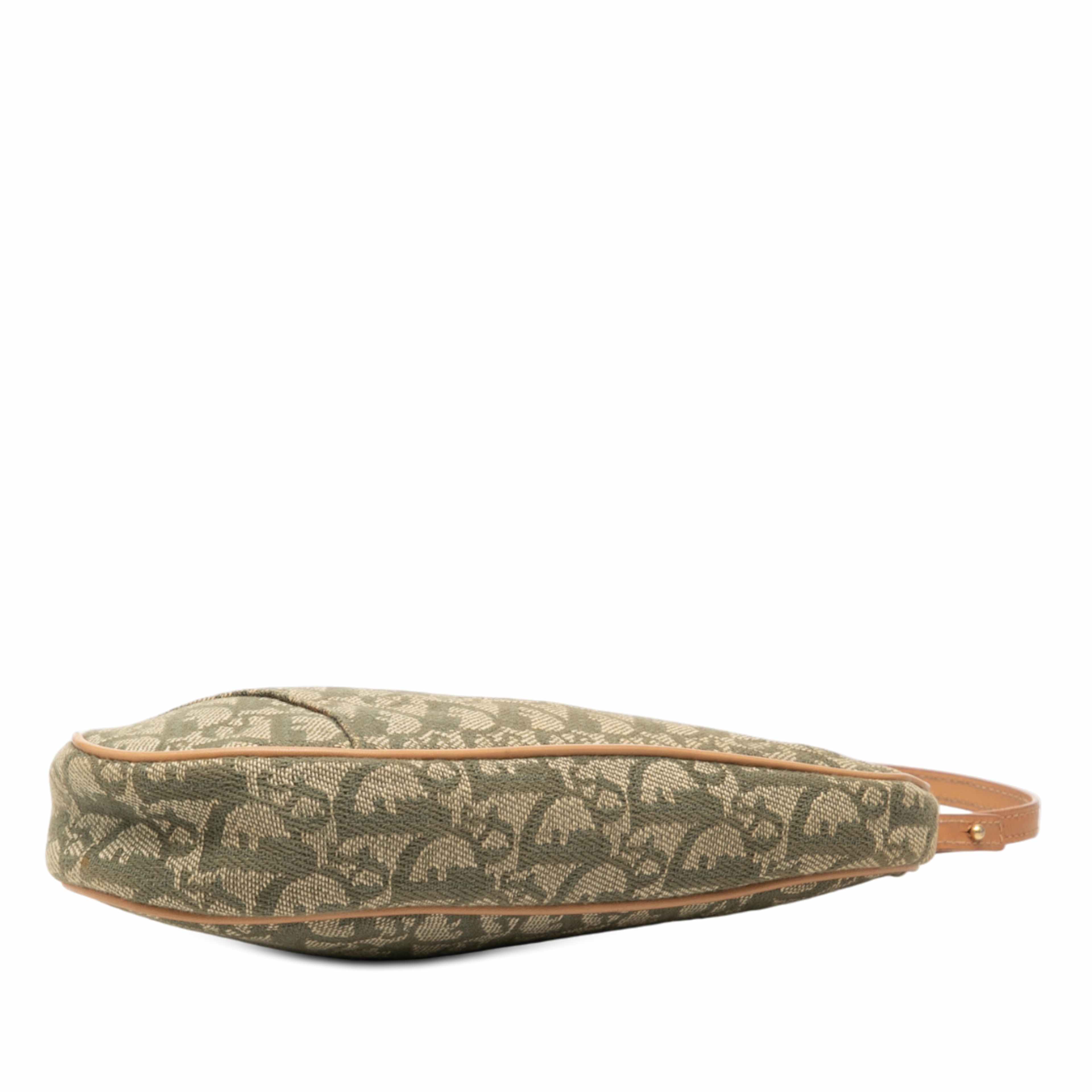 Dior Mini Diorissimo Canvas Saddle Pochette, från Luxclusif, i färgen green. Klicka för att öppna bilden i stort format