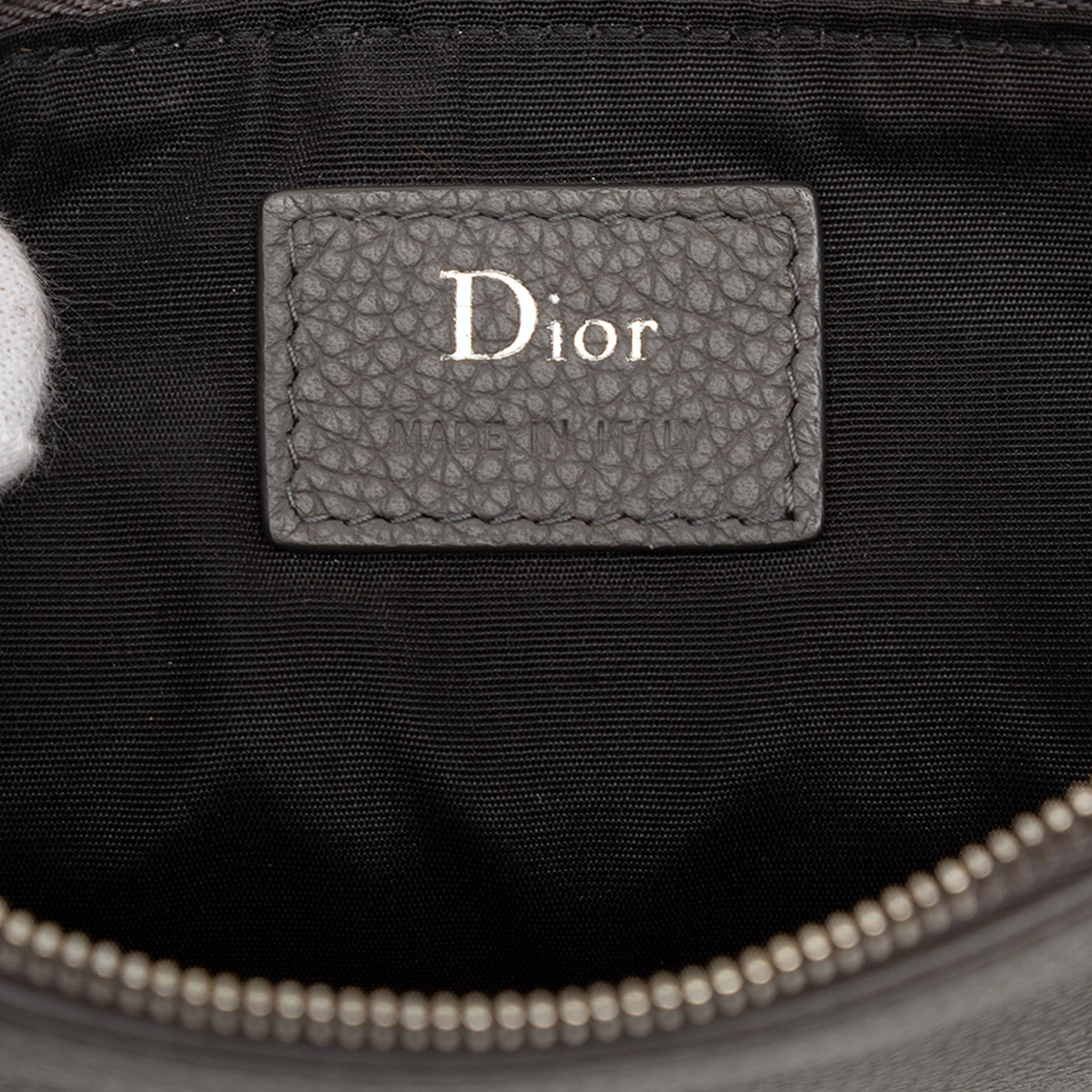 Dior Grained Calfskin Atelier Clutch, från Luxclusif, i färgen charcoal. Klicka för att öppna bilden i stort format
