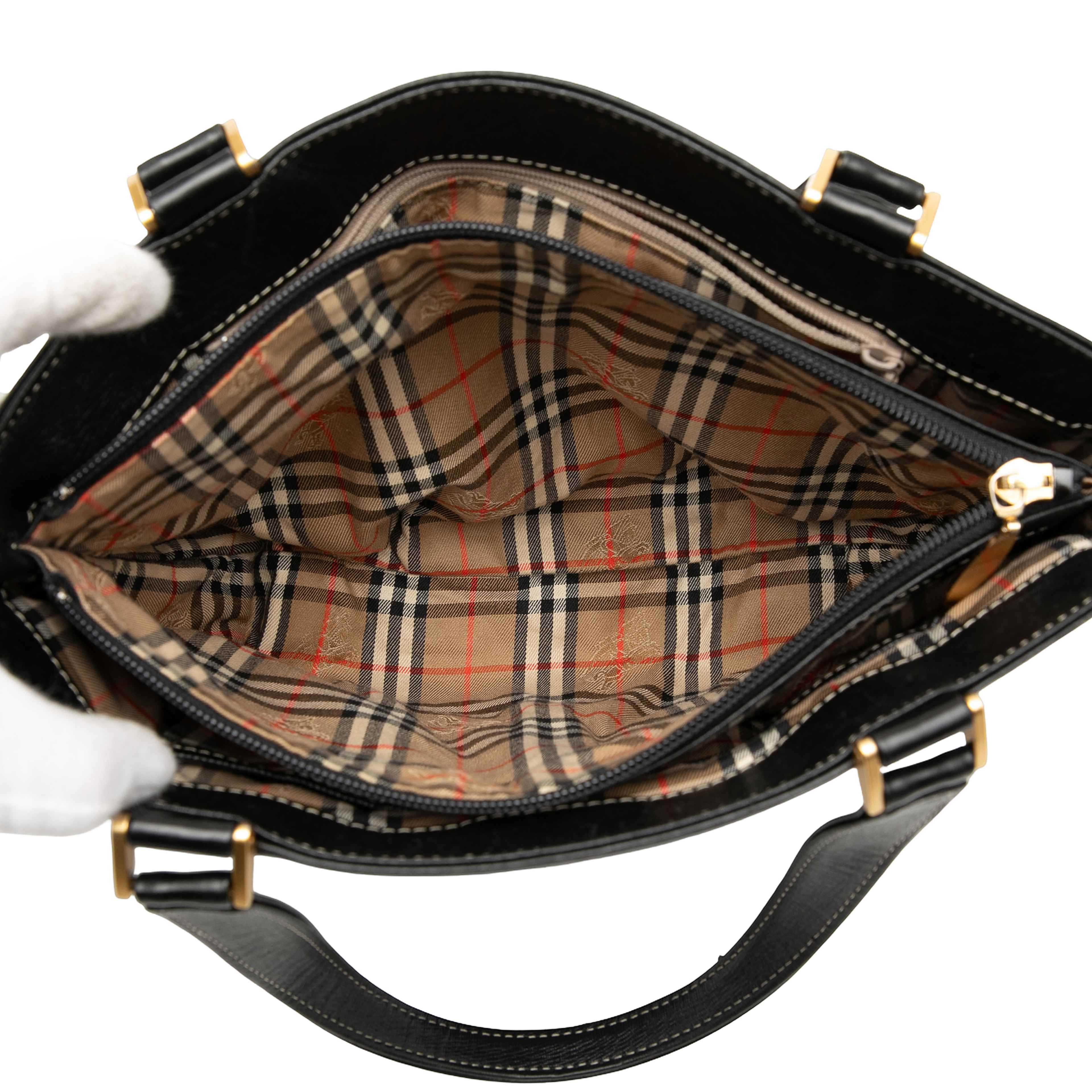 Burberry Leather Tote, från Luxclusif, i färgen black. Klicka för att öppna bilden i stort format