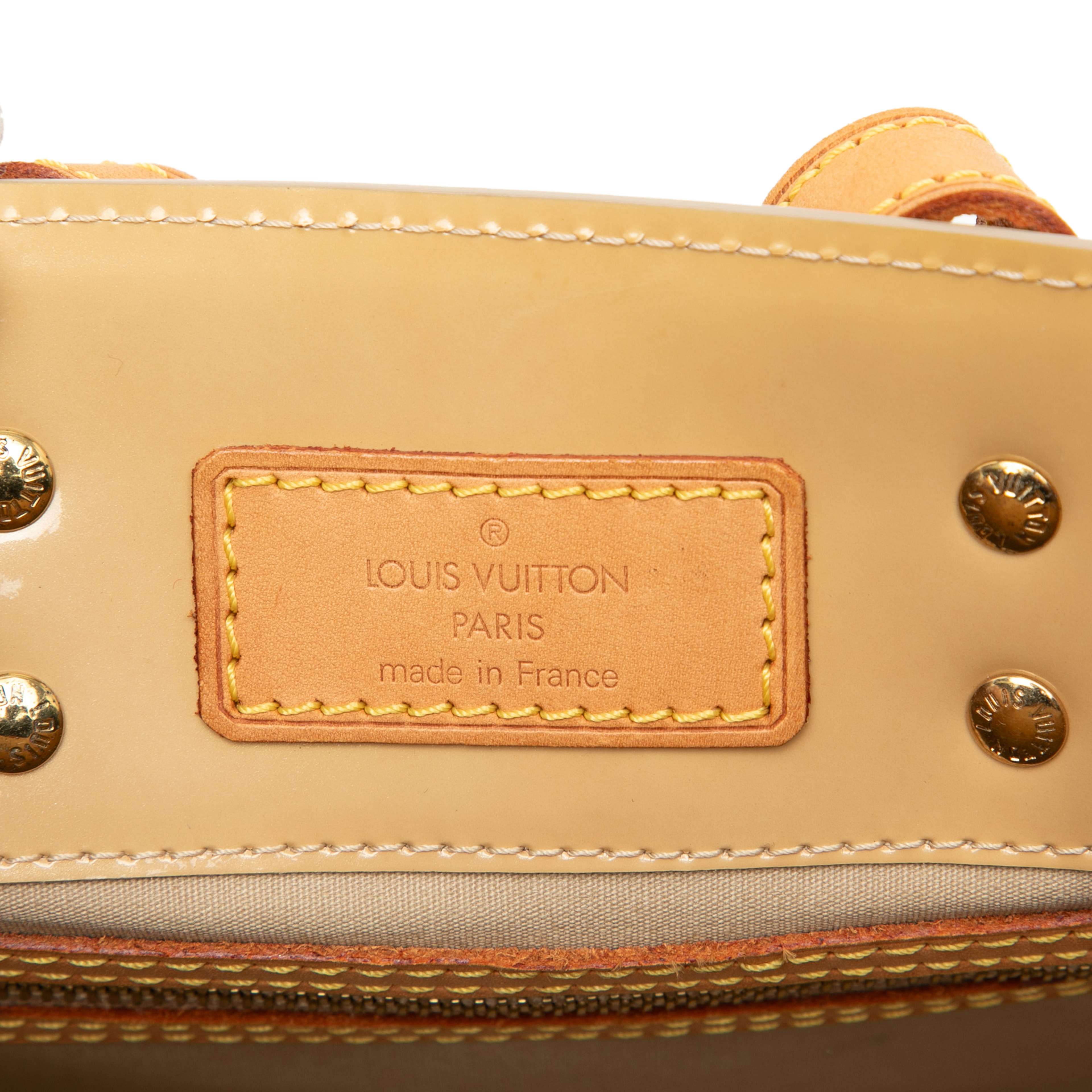 Louis Vuitton Monogram Vernis Reade Pm, från Luxclusif, i färgen beige. Klicka för att öppna bilden i stort format