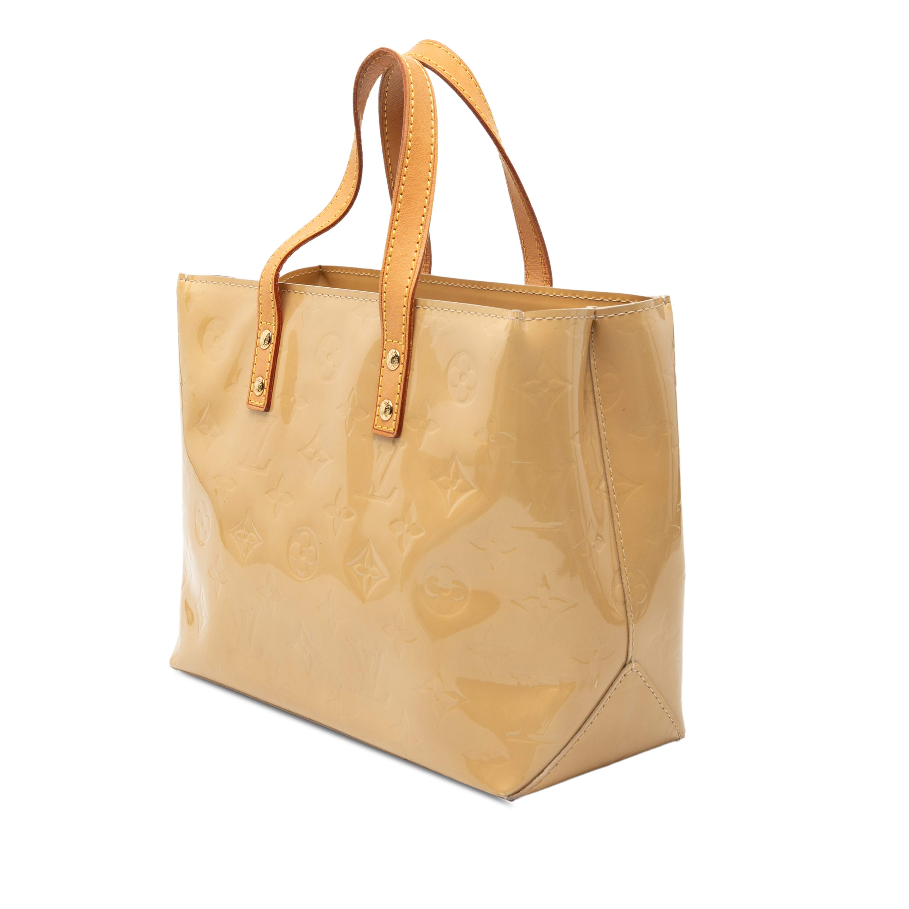 Louis Vuitton Monogram Vernis Reade Pm, från Luxclusif, i färgen beige. Klicka för att öppna bilden i stort format