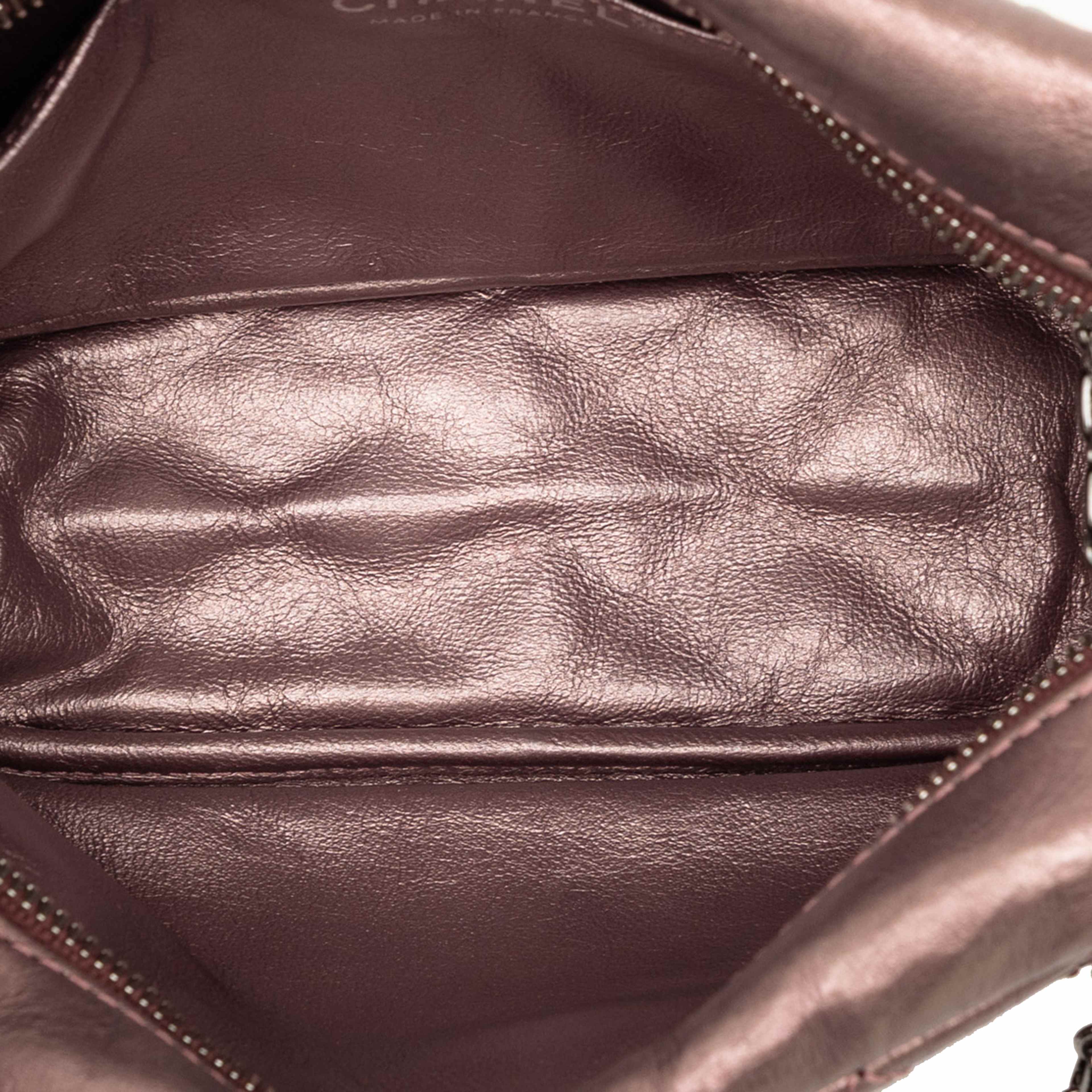 Chanel Small Metallic Quilted Aged Calfskin Reissue Camera Bag, från Luxclusif, i färgen rose gold. Klicka för att öppna bilden i stort format