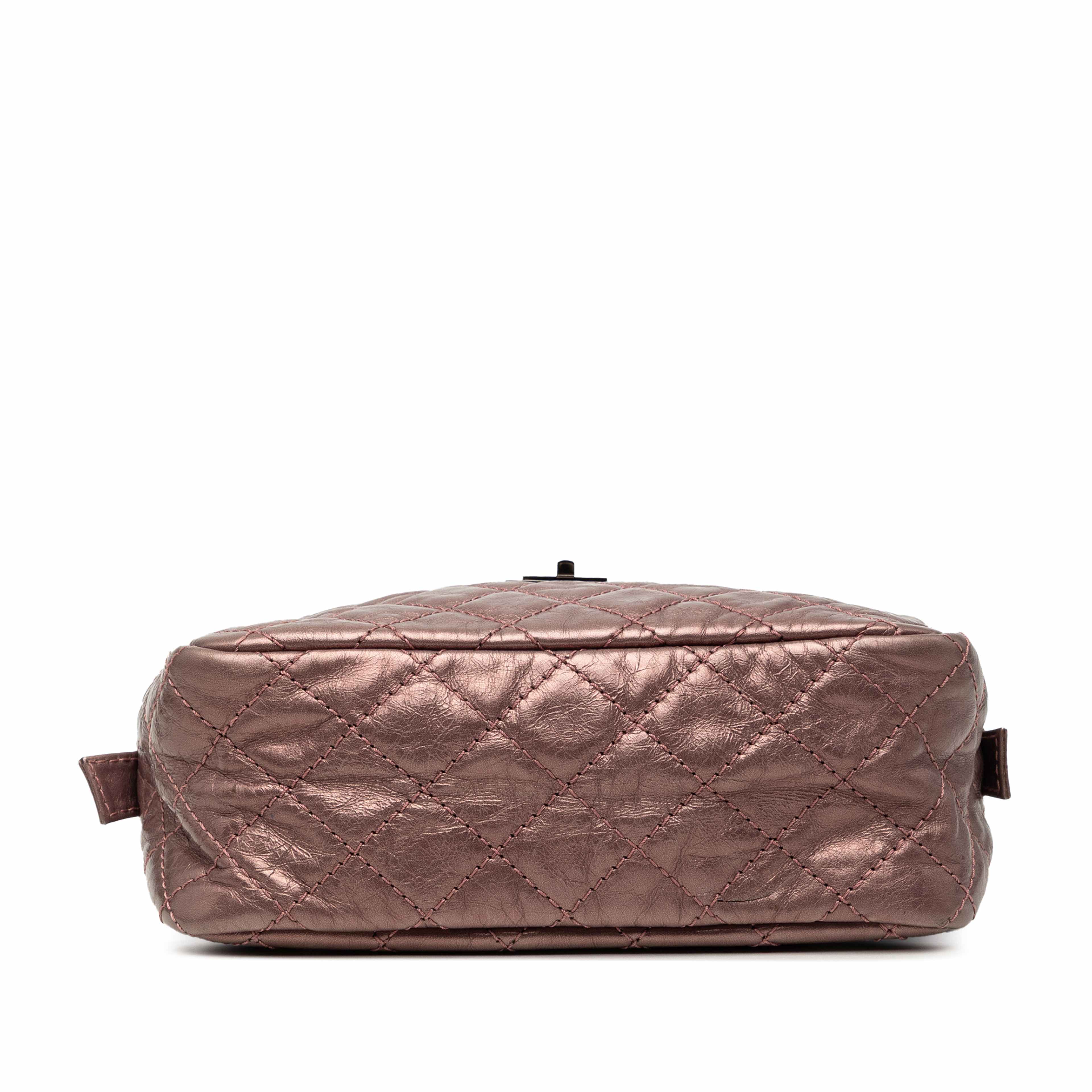 Chanel Small Metallic Quilted Aged Calfskin Reissue Camera Bag, från Luxclusif, i färgen rosa. Klicka för att öppna bilden i stort format