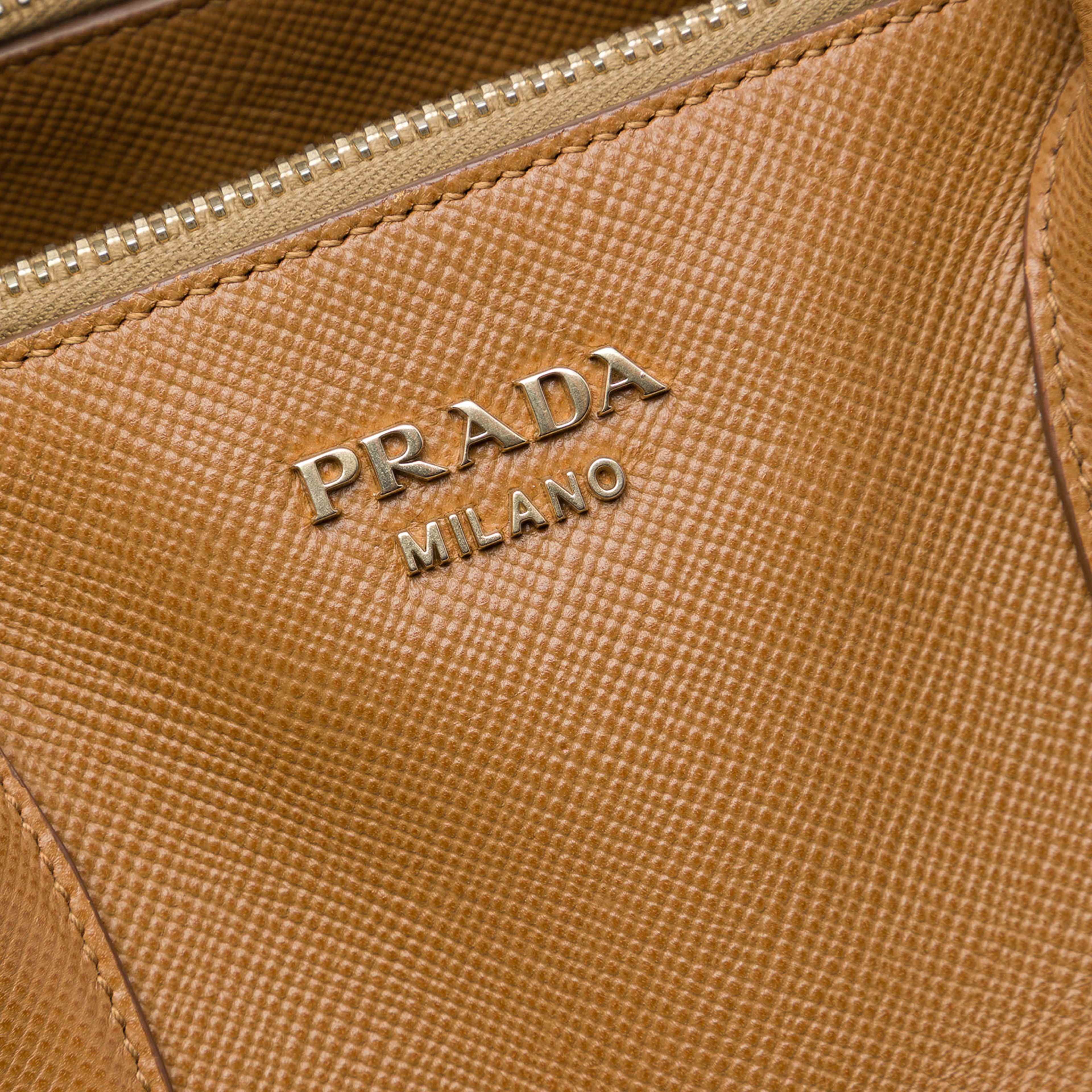 Prada Saffiano Triple Zip Dome Tote, från Luxclusif, i färgen brun. Klicka för att öppna bilden i stort format