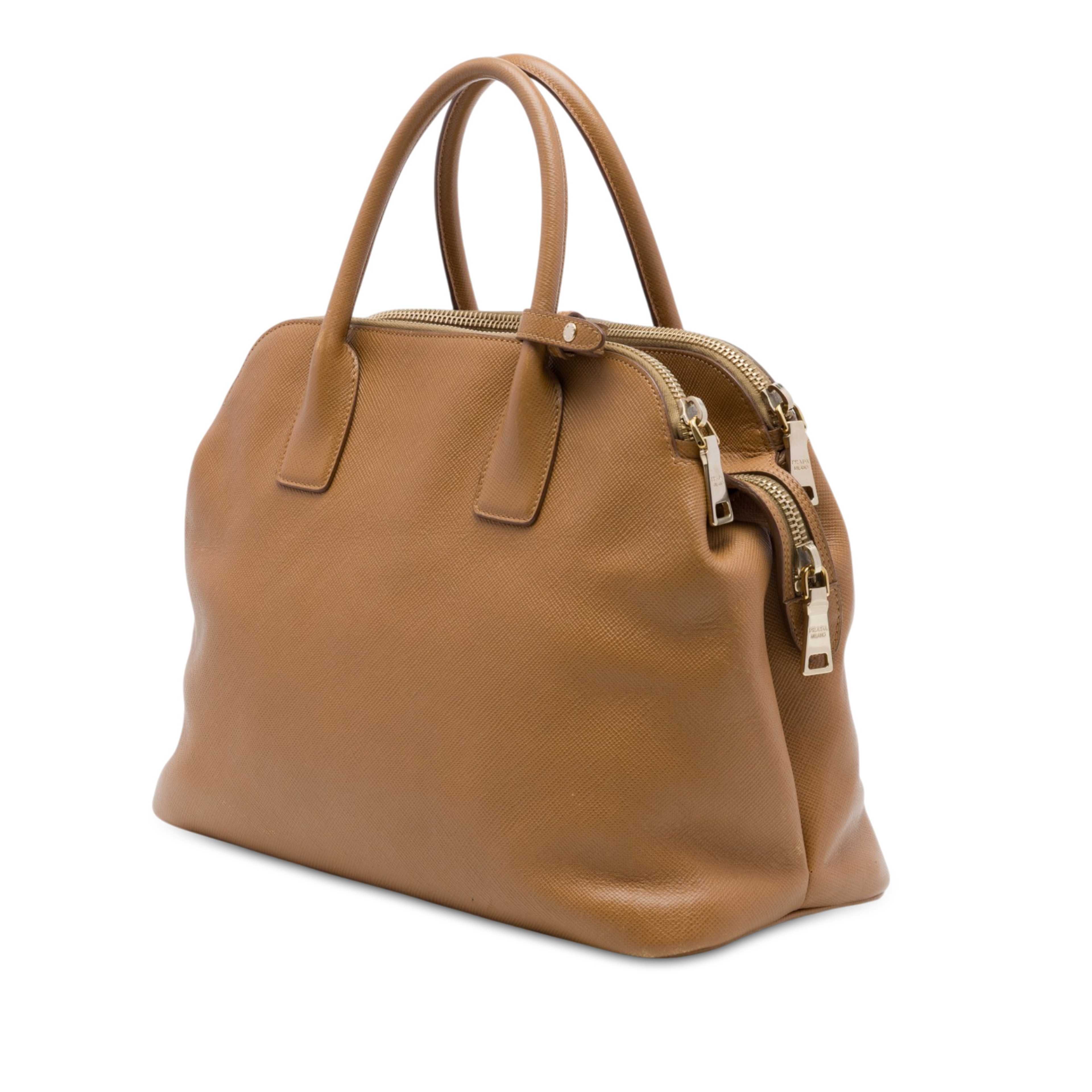 Prada Saffiano Triple Zip Dome Tote, från Luxclusif, i färgen brun. Klicka för att öppna bilden i stort format