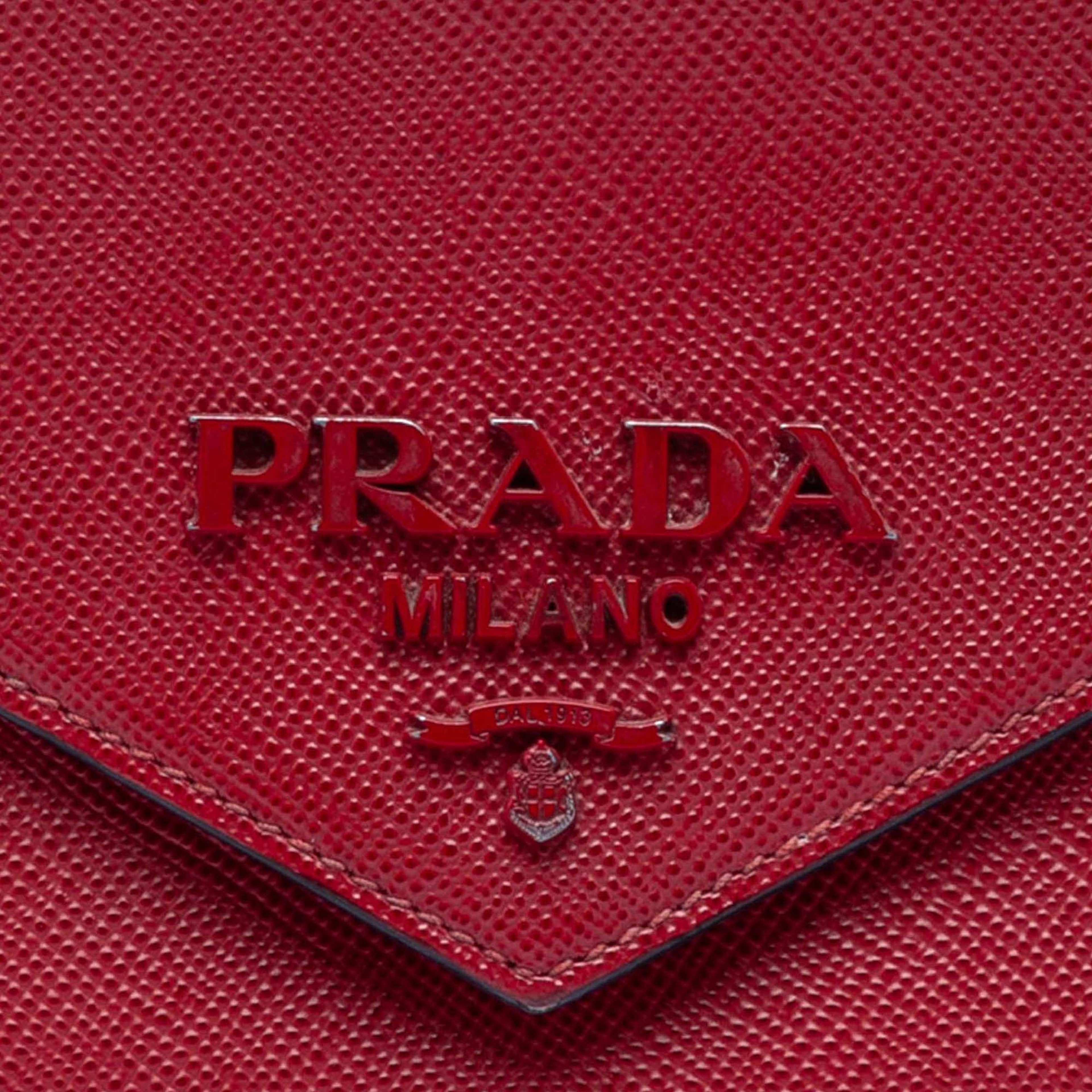 Prada Saffiano Cuir Monochrome Envelope Crossbody, från Luxclusif, i färgen red. Klicka för att öppna bilden i stort format