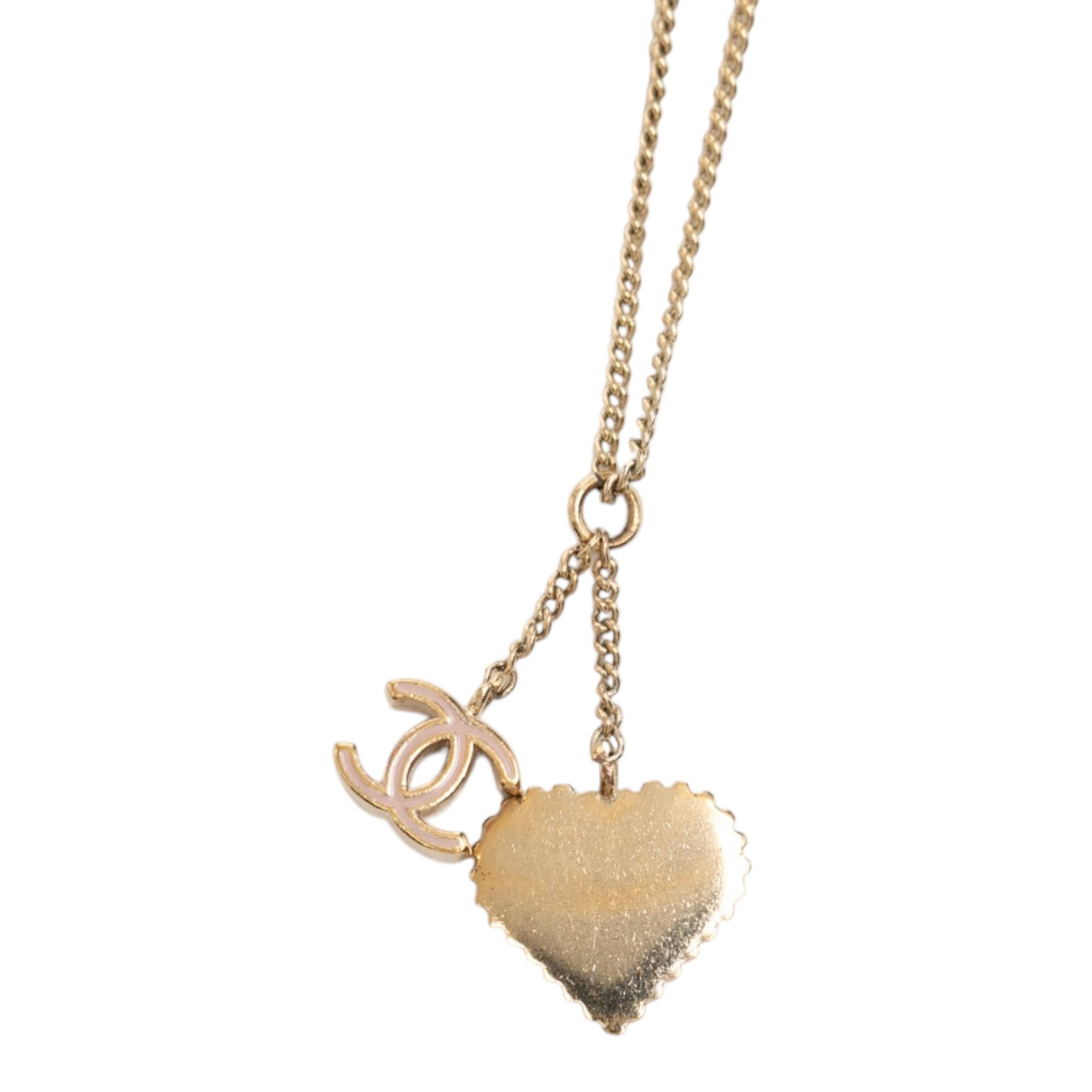 Chanel Cc Gold Plated Laquered Heart Pendant Necklace, från Luxclusif, i färgen gold. Klicka för att öppna bilden i stort format