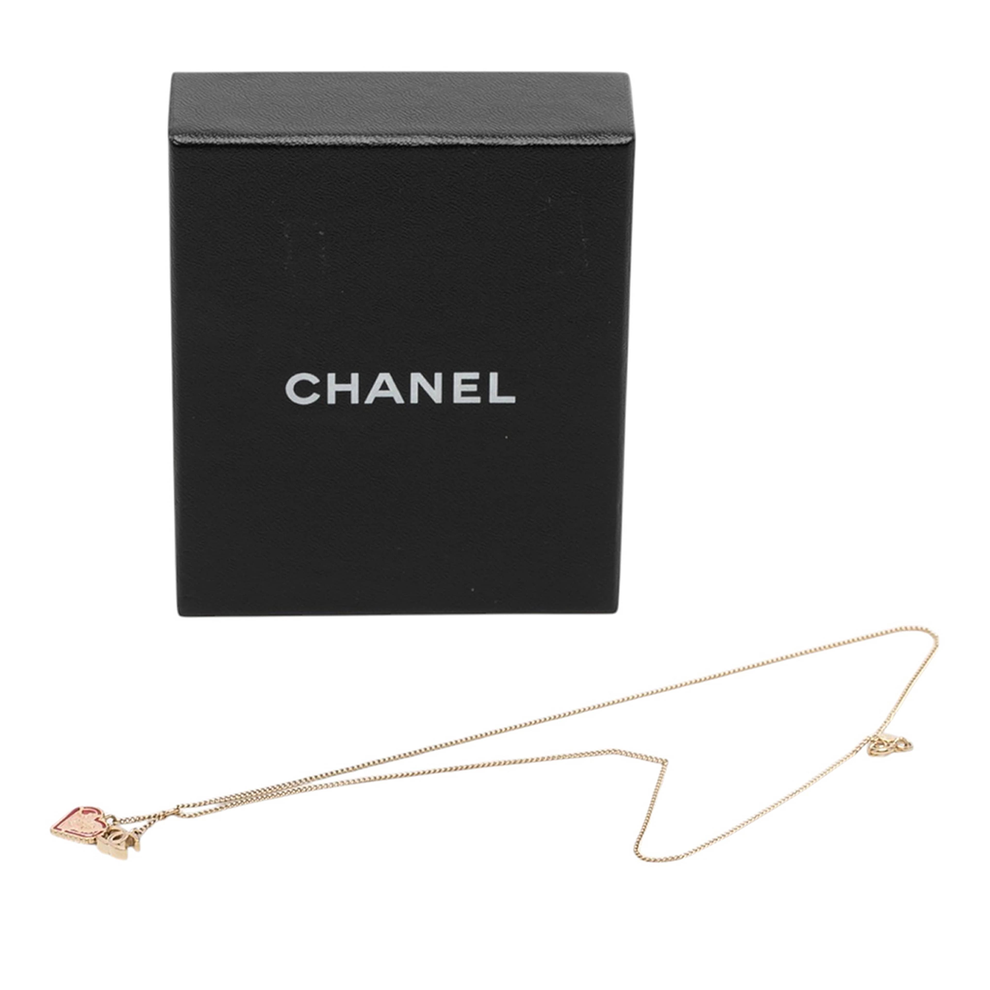 Chanel Cc Gold Plated Laquered Heart Pendant Necklace, från Luxclusif, i färgen guld. Klicka för att öppna bilden i stort format