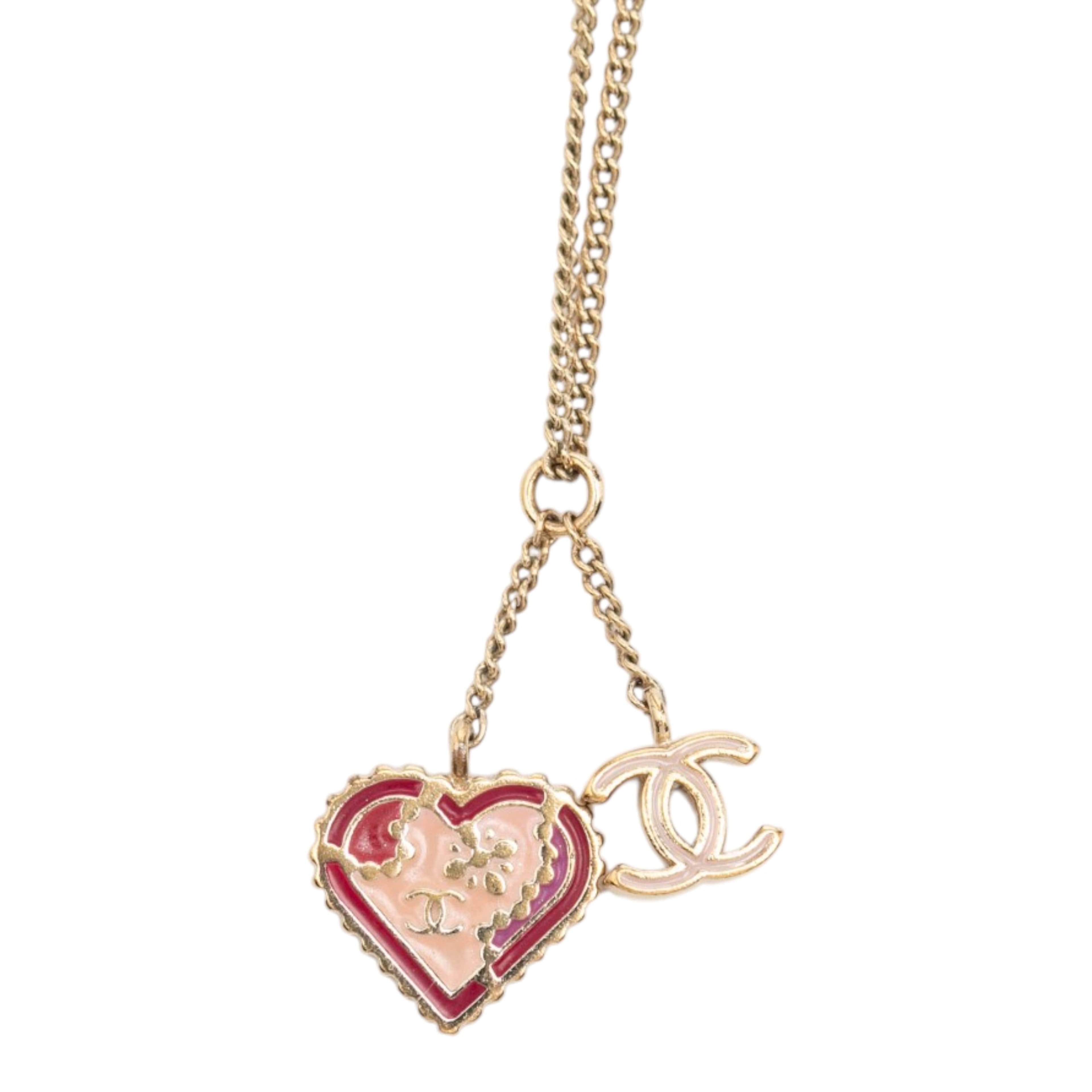 Chanel Cc Gold Plated Laquered Heart Pendant Necklace, från Luxclusif, i färgen gold. Klicka för att öppna bilden i stort format