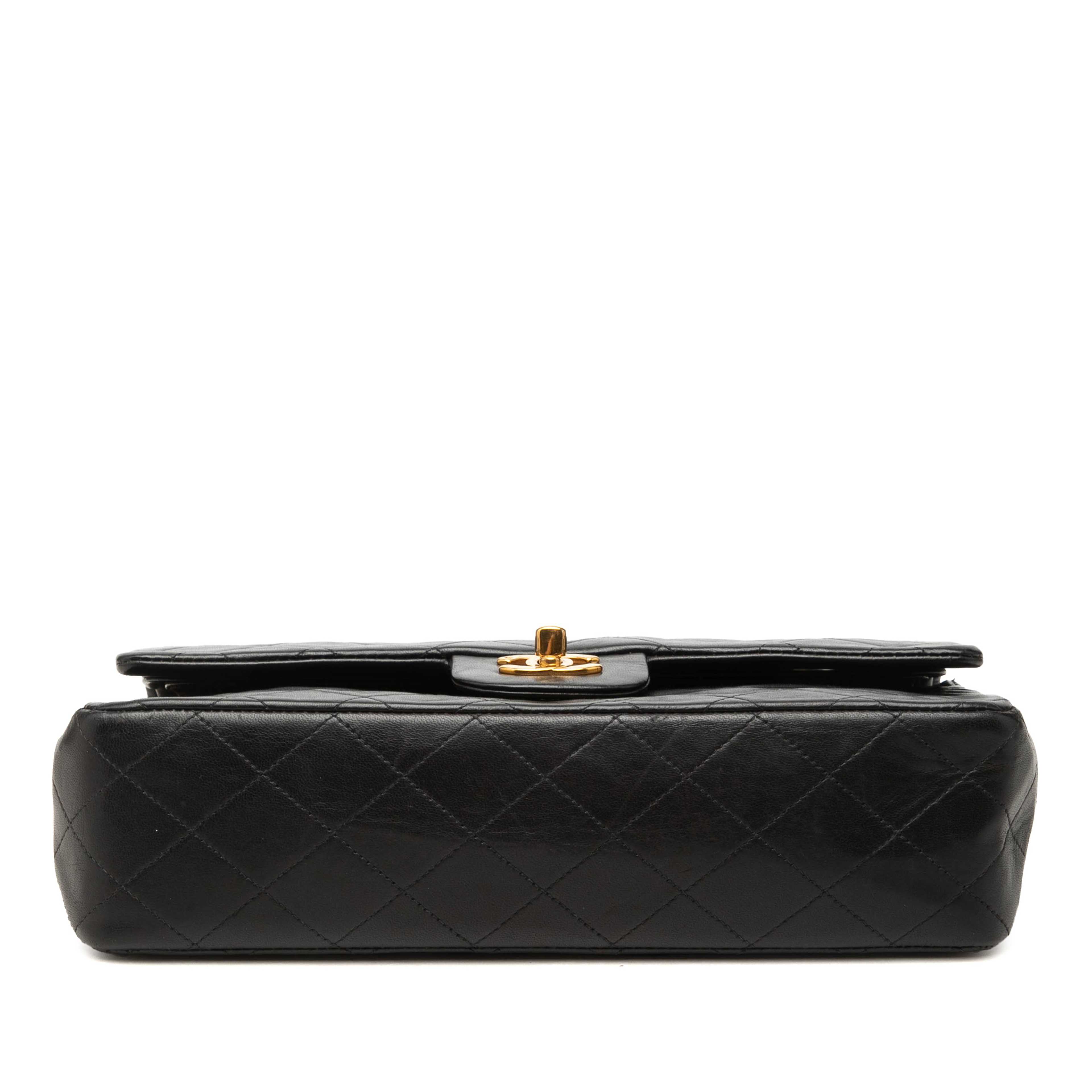 Chanel Medium Classic Lambskin Double Flap, från Luxclusif, i färgen svart. Klicka för att öppna bilden i stort format