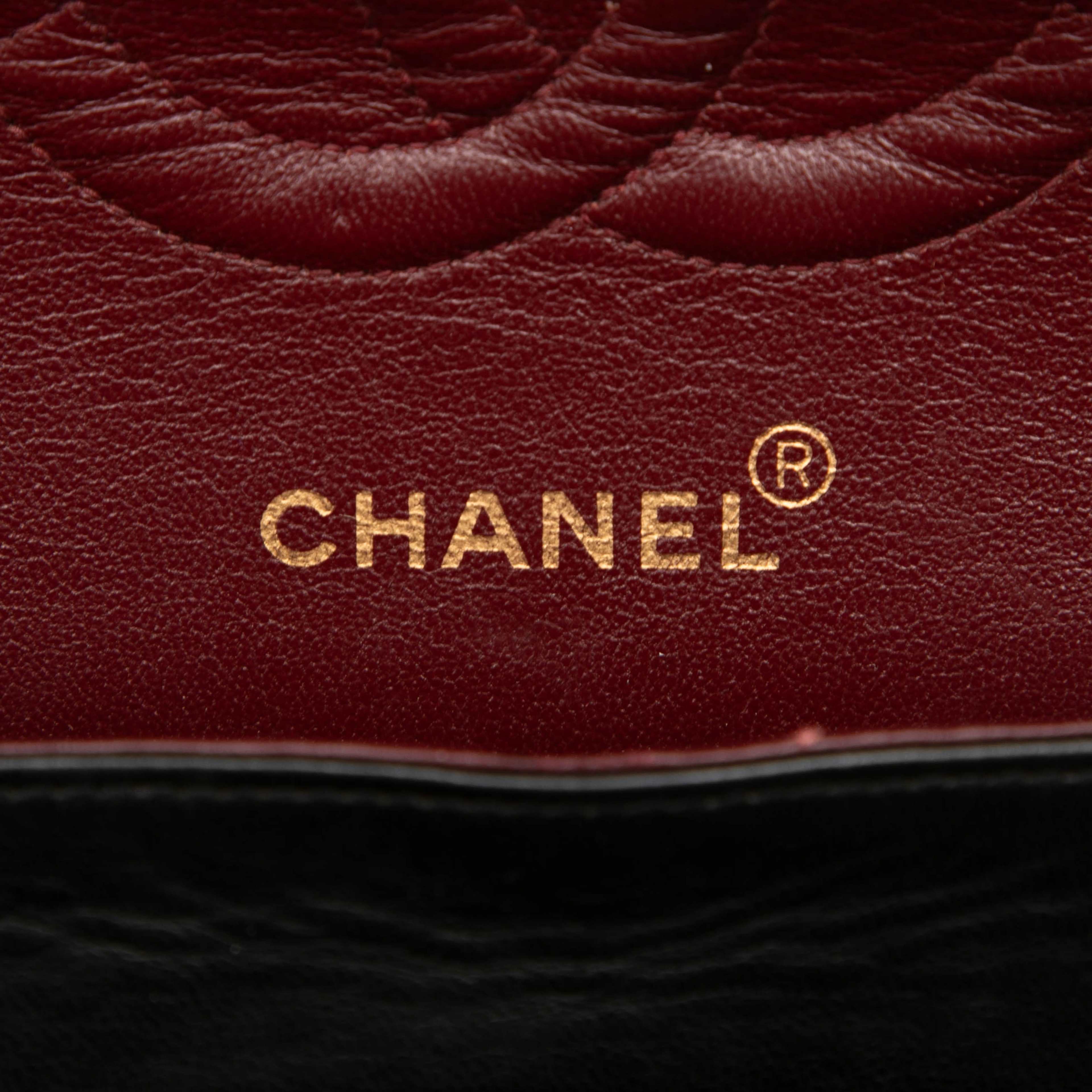 Chanel Medium Classic Lambskin Double Flap, från Luxclusif, i färgen svart. Klicka för att öppna bilden i stort format