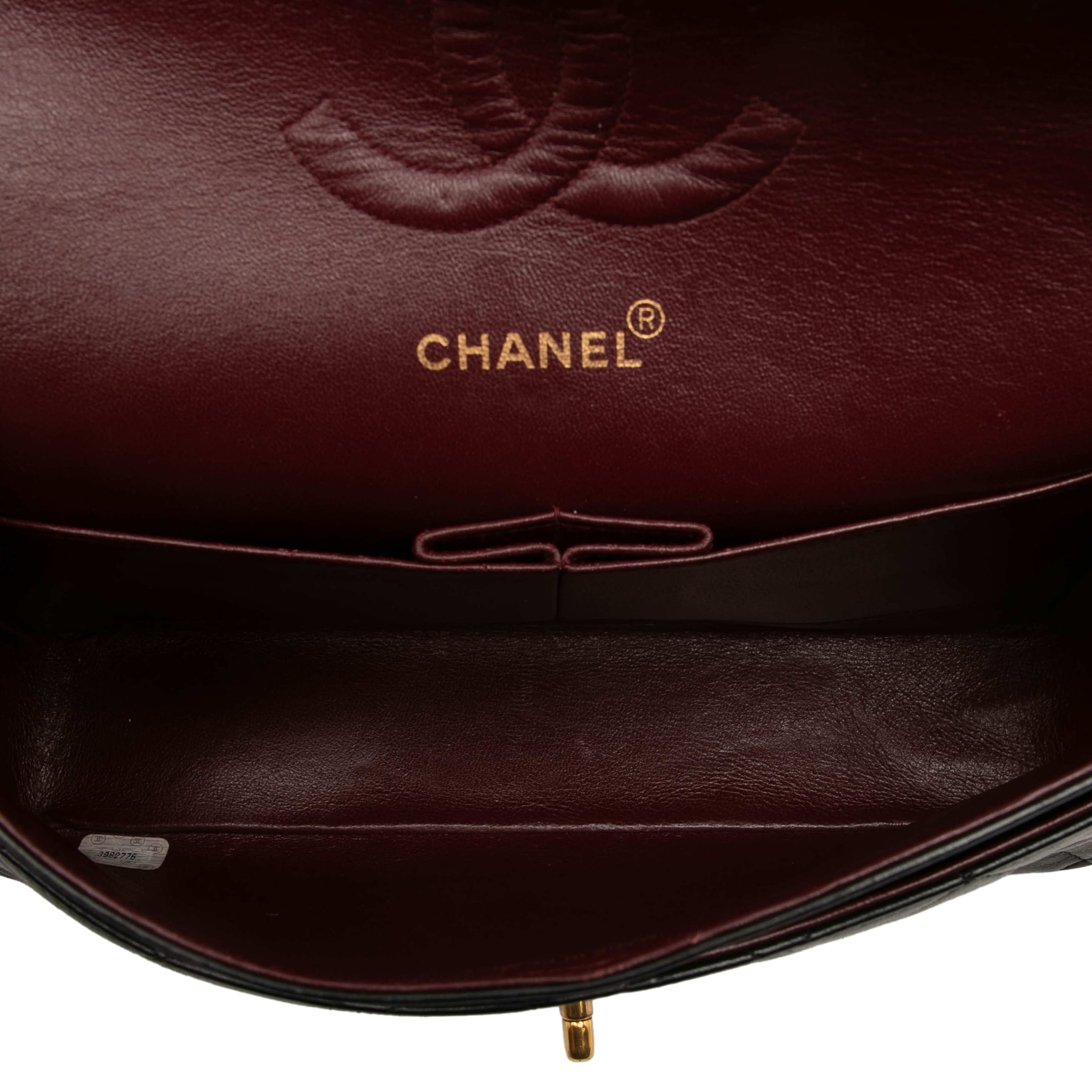 Chanel Medium Classic Lambskin Double Flap, från Luxclusif, i färgen svart. Klicka för att öppna bilden i stort format
