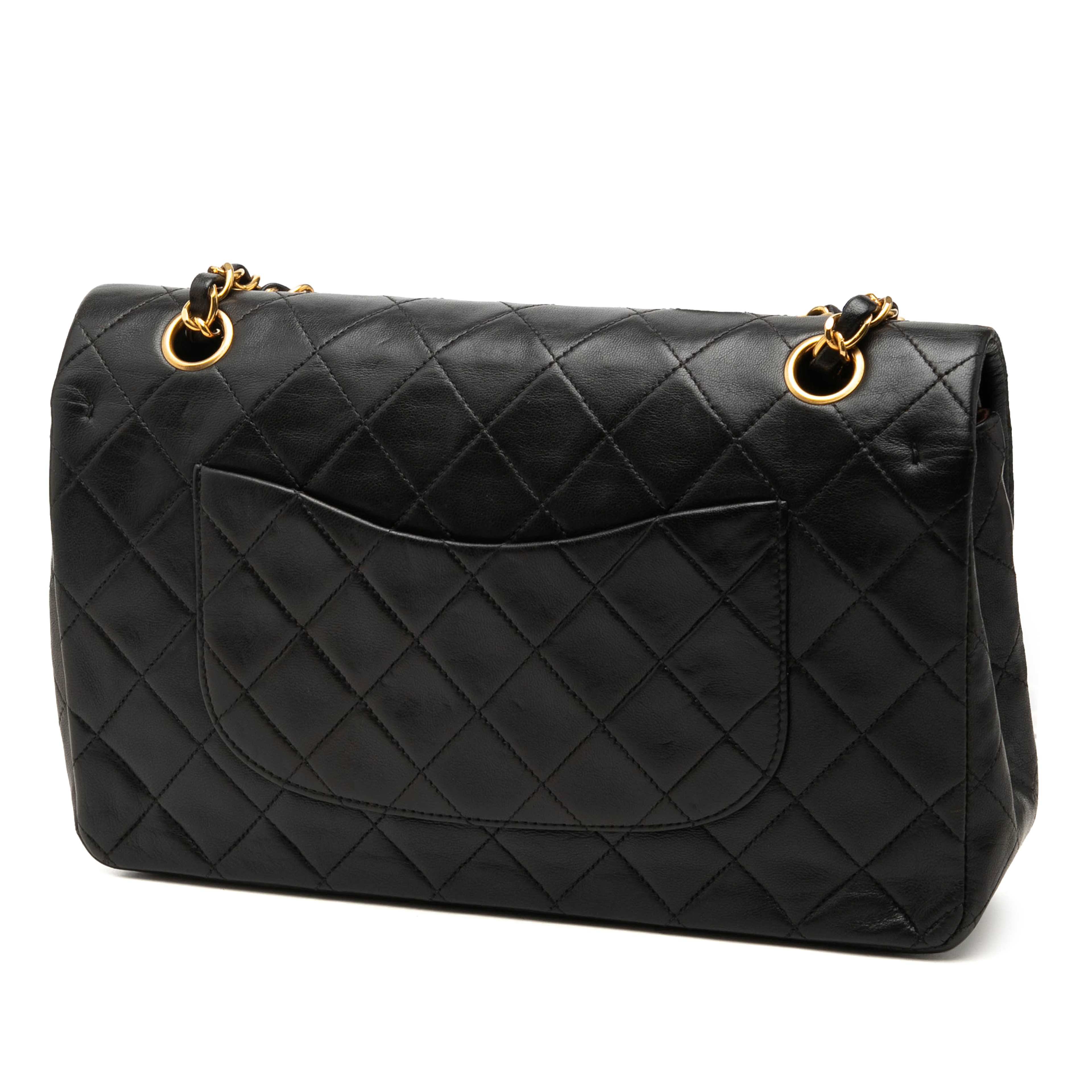 Chanel Medium Classic Lambskin Double Flap, från Luxclusif, i färgen svart. Klicka för att öppna bilden i stort format