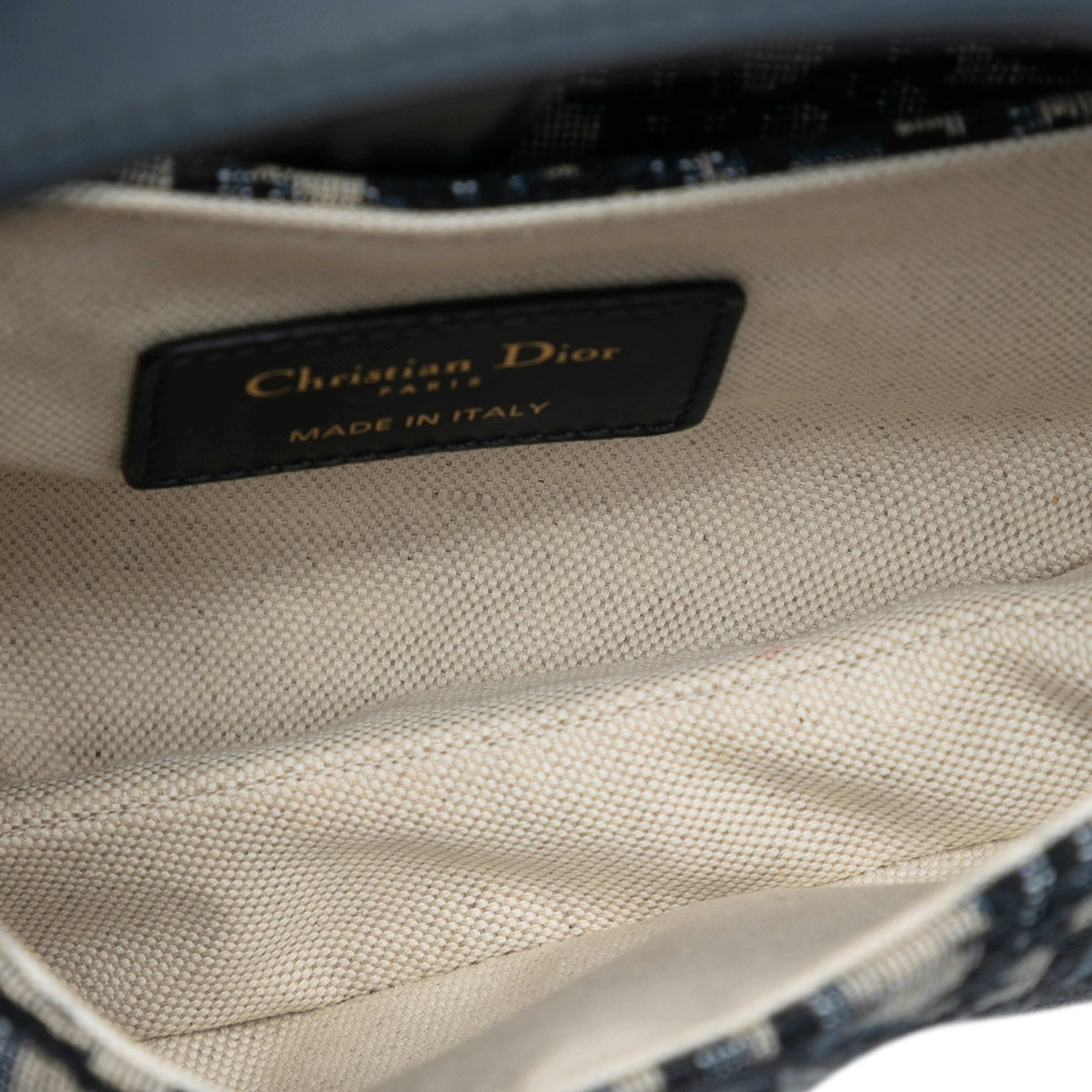 Dior Mini Oblique Canvas Saddle Bag, från Luxclusif, i färgen navy. Klicka för att öppna bilden i stort format