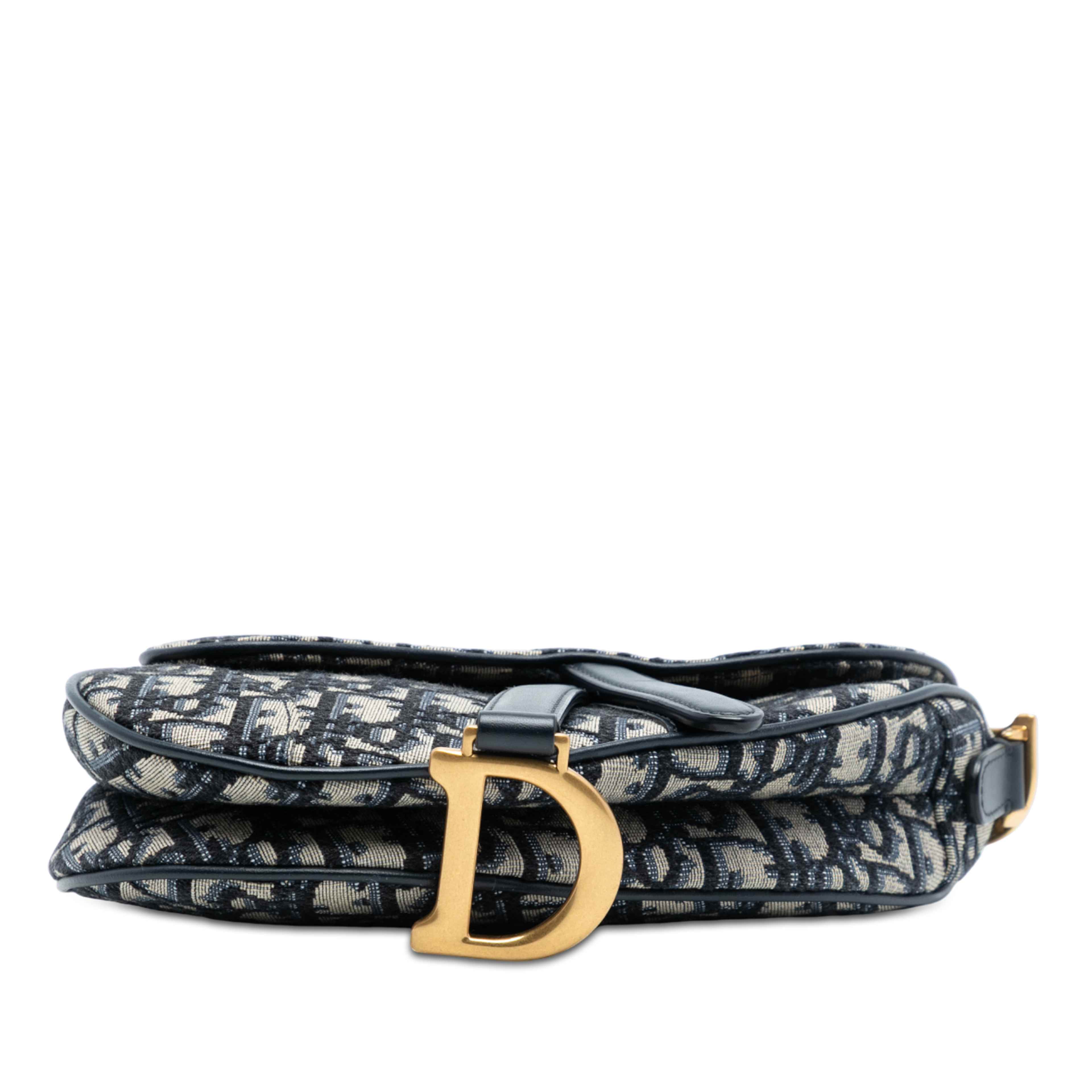 Dior Mini Oblique Canvas Saddle Bag, från Luxclusif, i färgen navy. Klicka för att öppna bilden i stort format