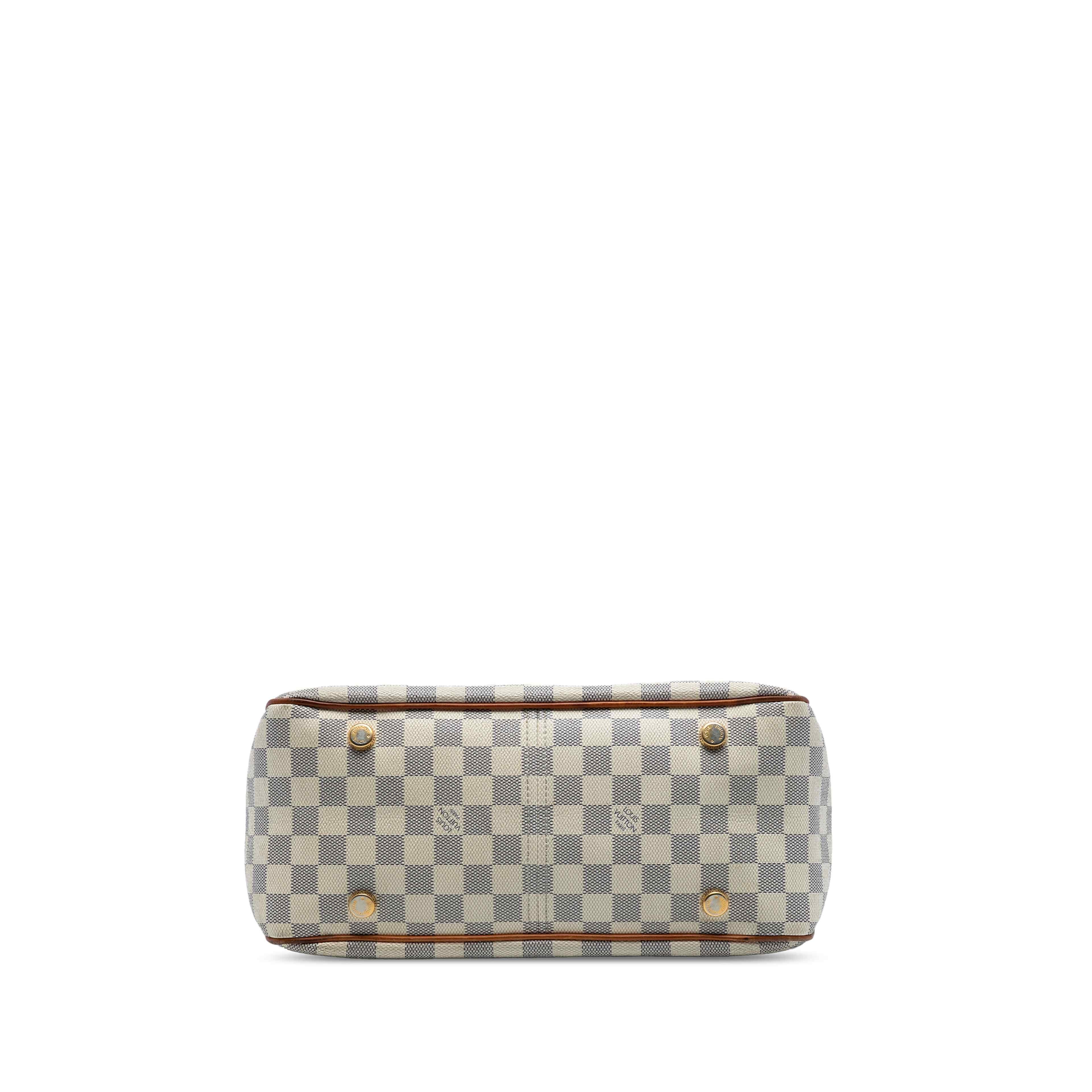 Louis Vuitton Damier Azur Figheri Pm, från Luxclusif, i färgen white. Klicka för att öppna bilden i stort format