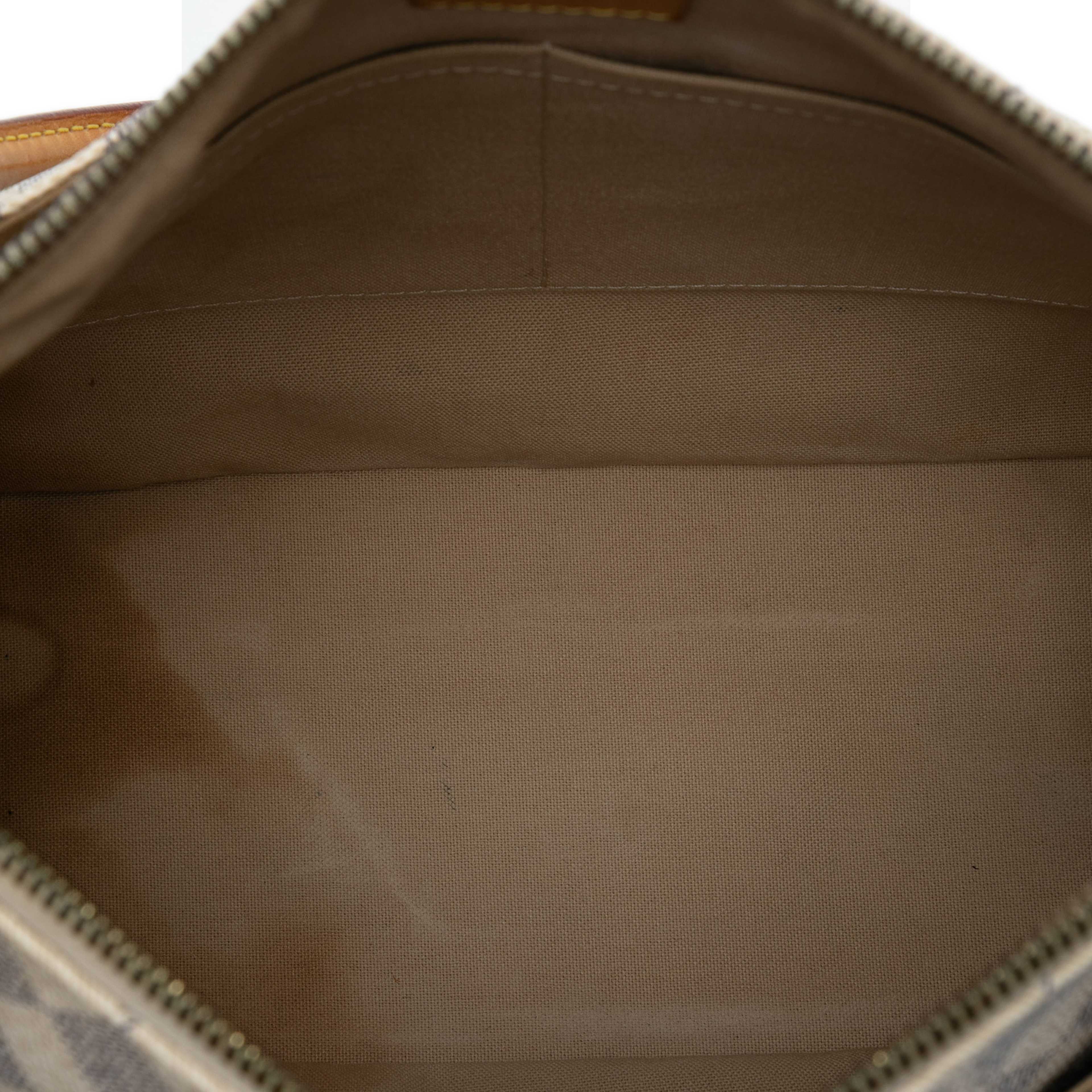 Louis Vuitton Damier Azur Figheri Pm, från Luxclusif, i färgen white. Klicka för att öppna bilden i stort format