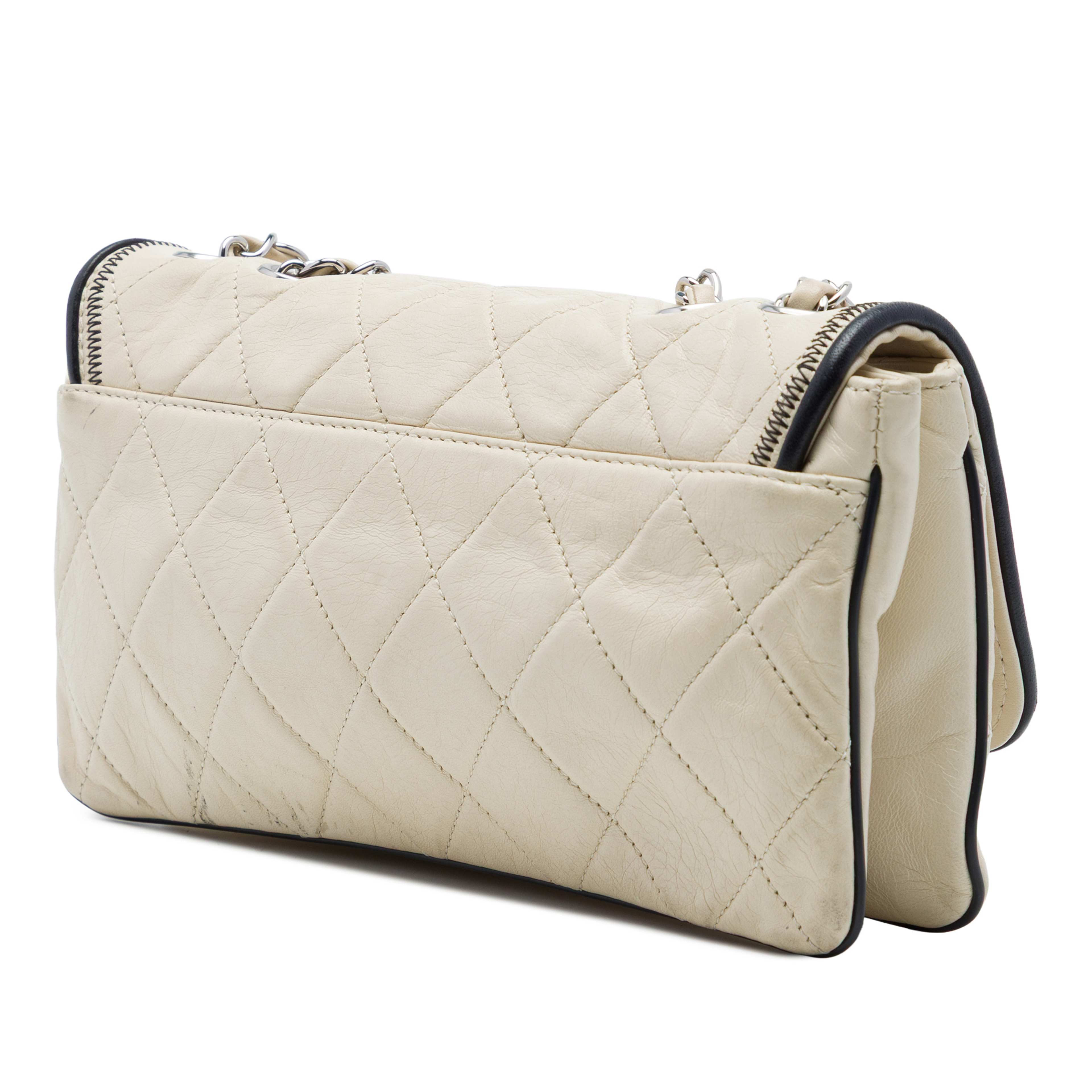 Chanel Quilted Aged Lambskin Reissue 2.55 East West Flap, från Luxclusif, i färgen vit. Klicka för att öppna bilden i stort format