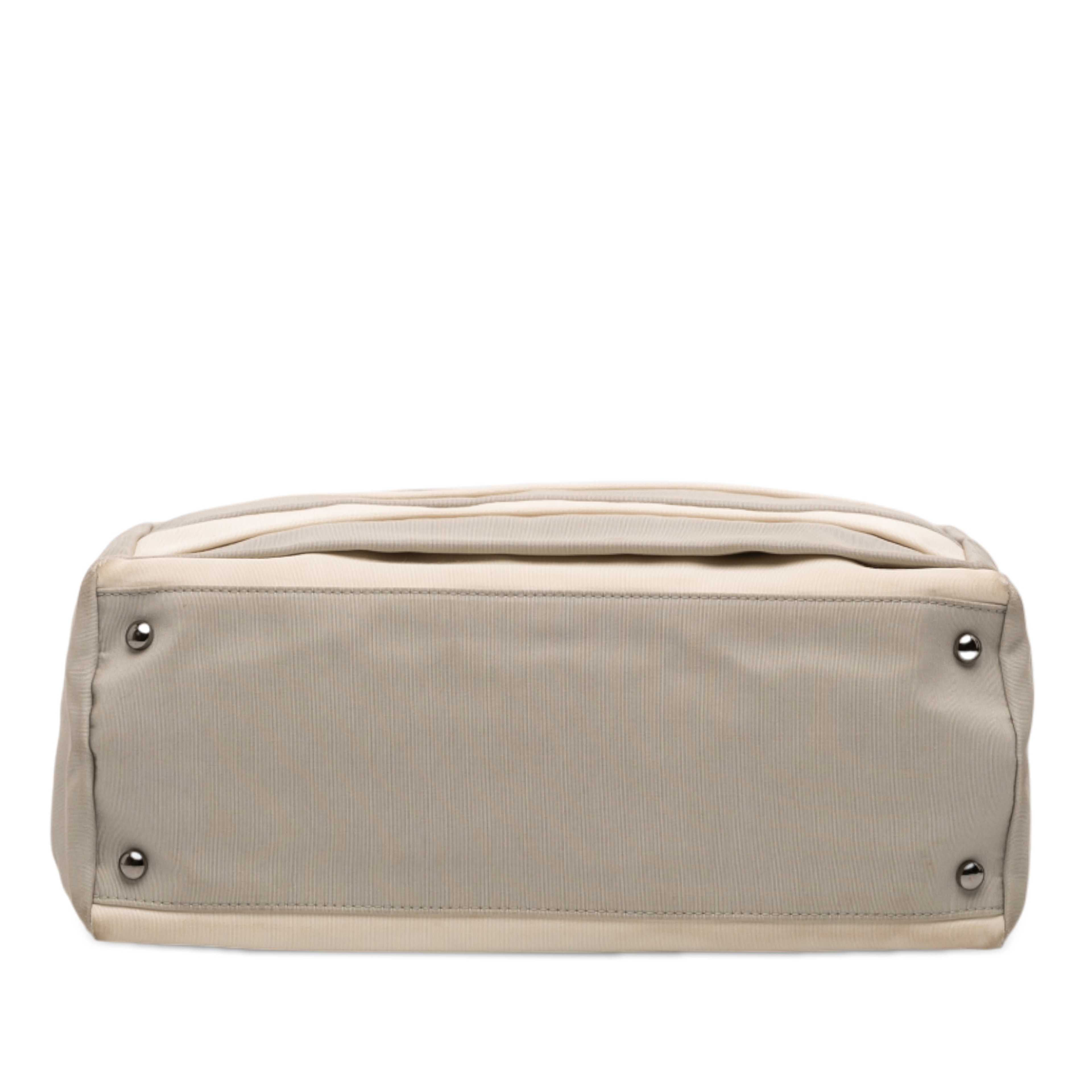 Chanel Bicolor Nylon Grosgrain Reissue 2.55 Shopping Tote, från Luxclusif, i färgen gray. Klicka för att öppna bilden i stort format