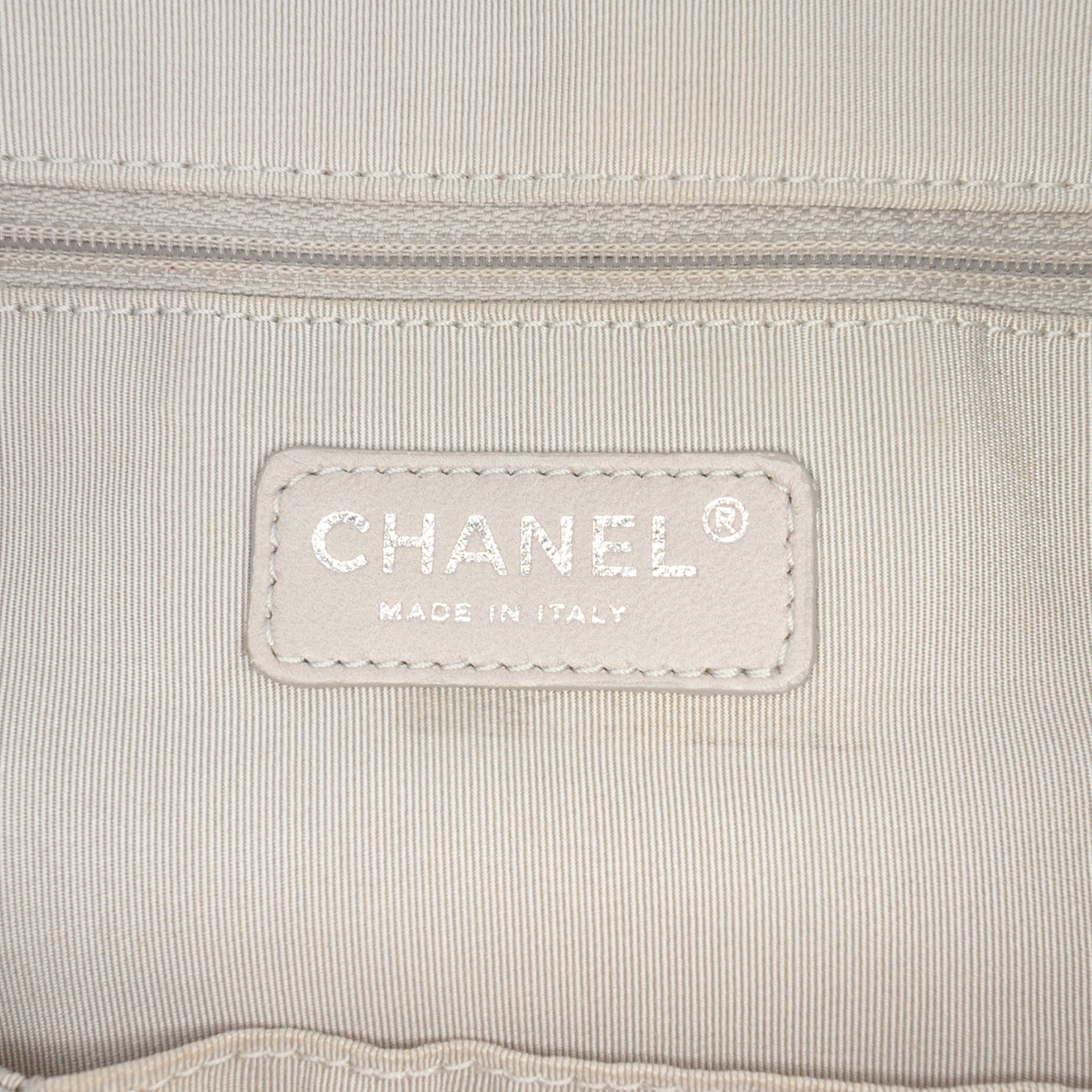 Chanel Bicolor Nylon Grosgrain Reissue 2.55 Shopping Tote, från Luxclusif, i färgen gray. Klicka för att öppna bilden i stort format
