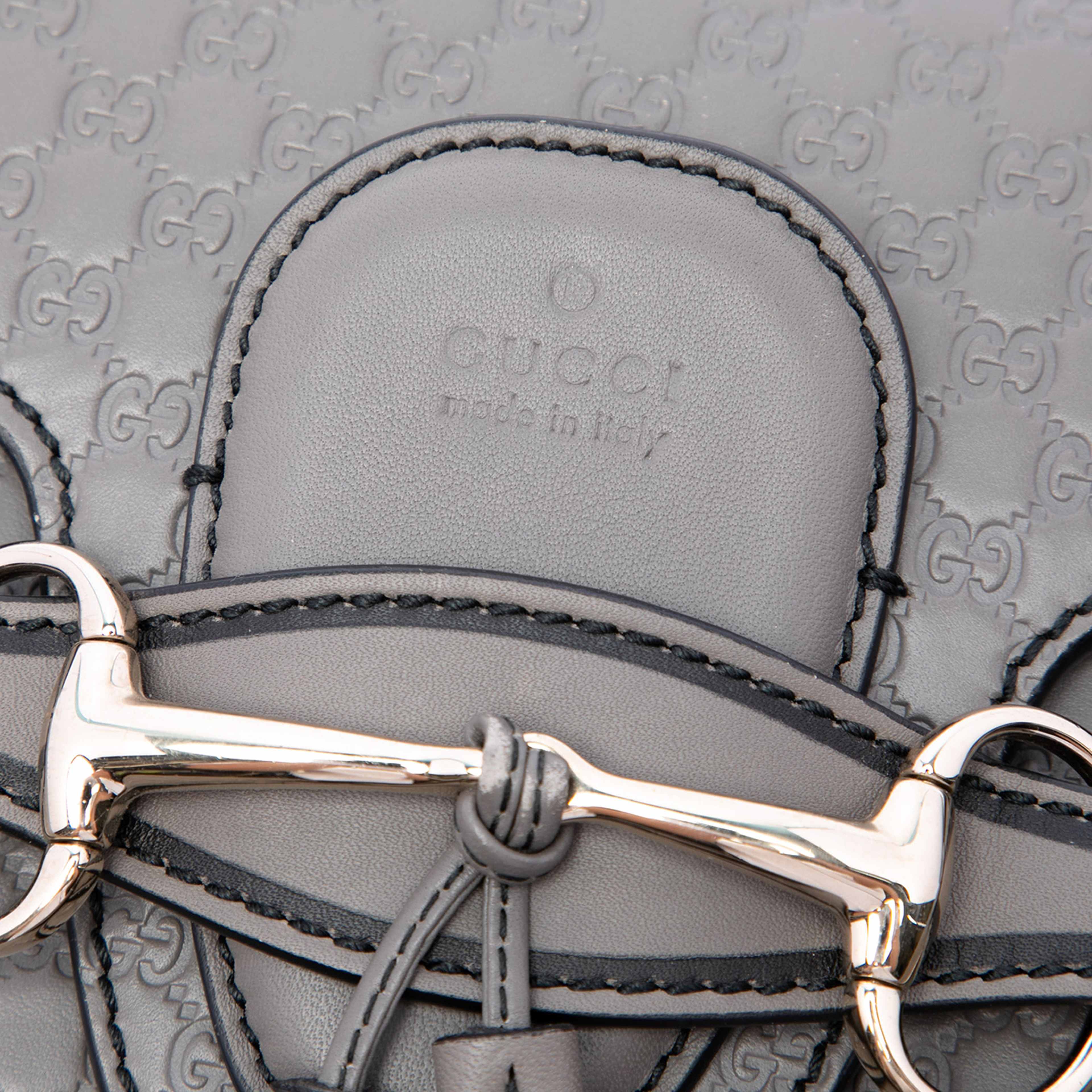 Gucci Medium Microguccissima Emily Shoulder Bag, från Luxclusif, i färgen grå. Klicka för att öppna bilden i stort format