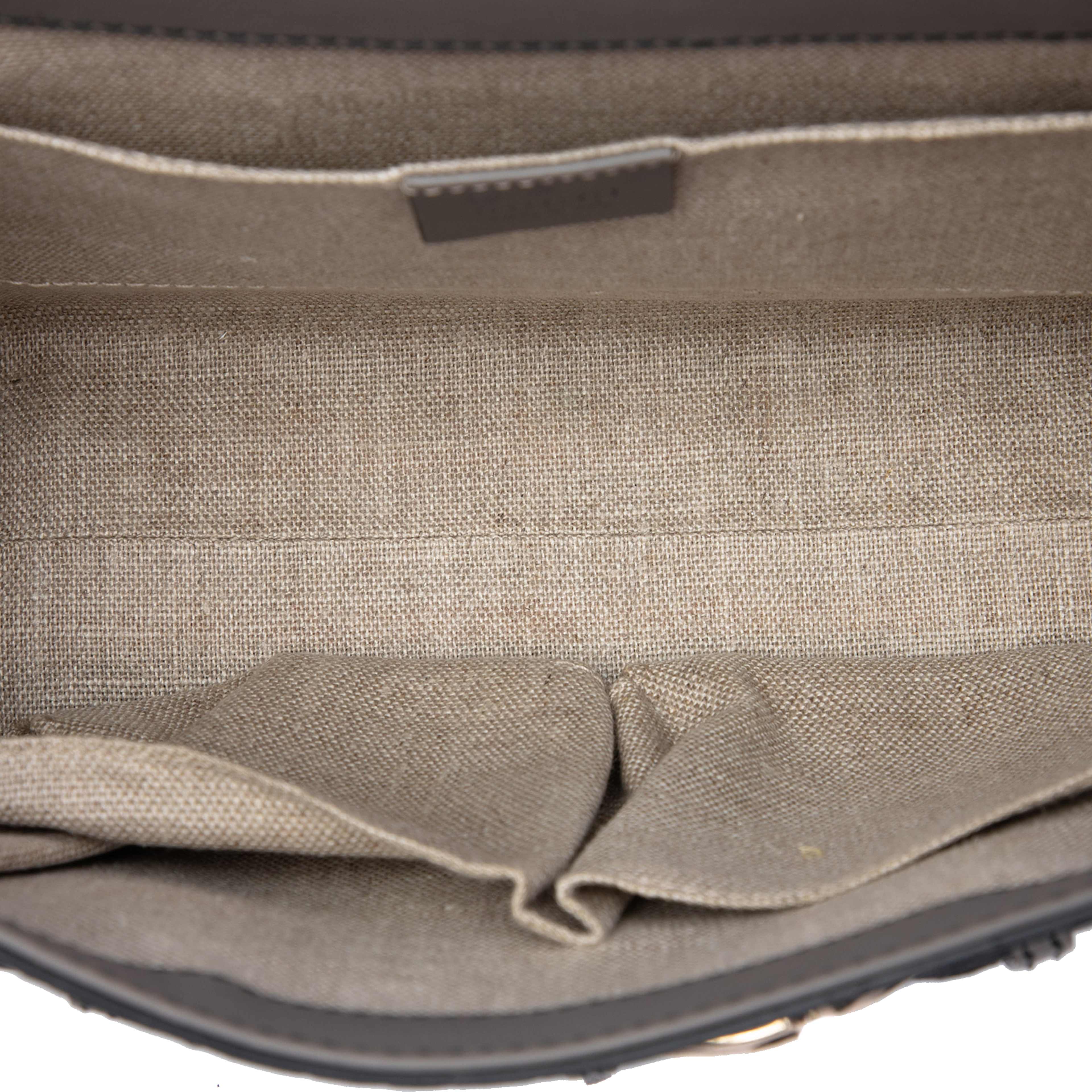 Gucci Medium Microguccissima Emily Shoulder Bag, från Luxclusif, i färgen grå. Klicka för att öppna bilden i stort format