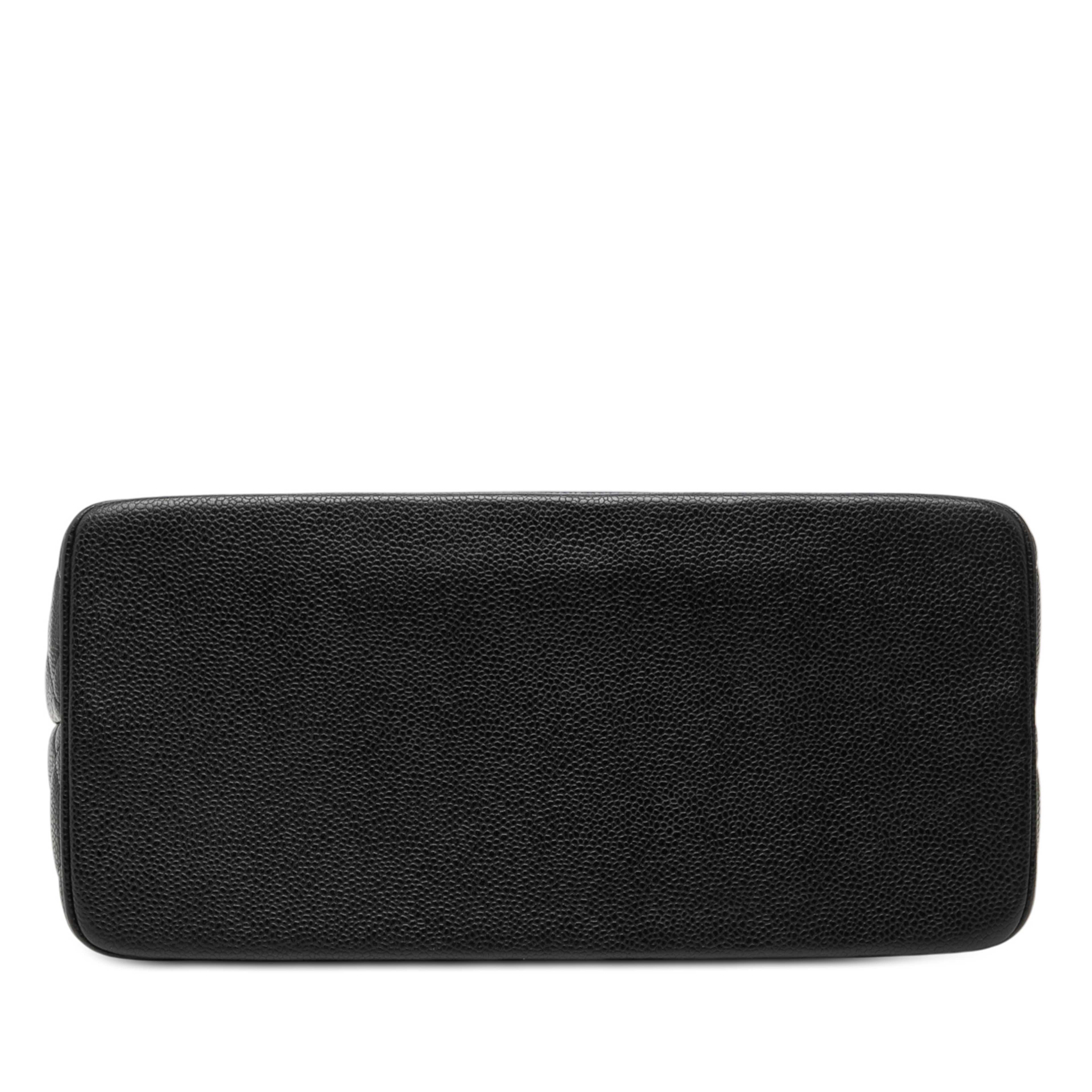 Chanel Caviar Medallion Tote, från Luxclusif, i färgen black. Klicka för att öppna bilden i stort format