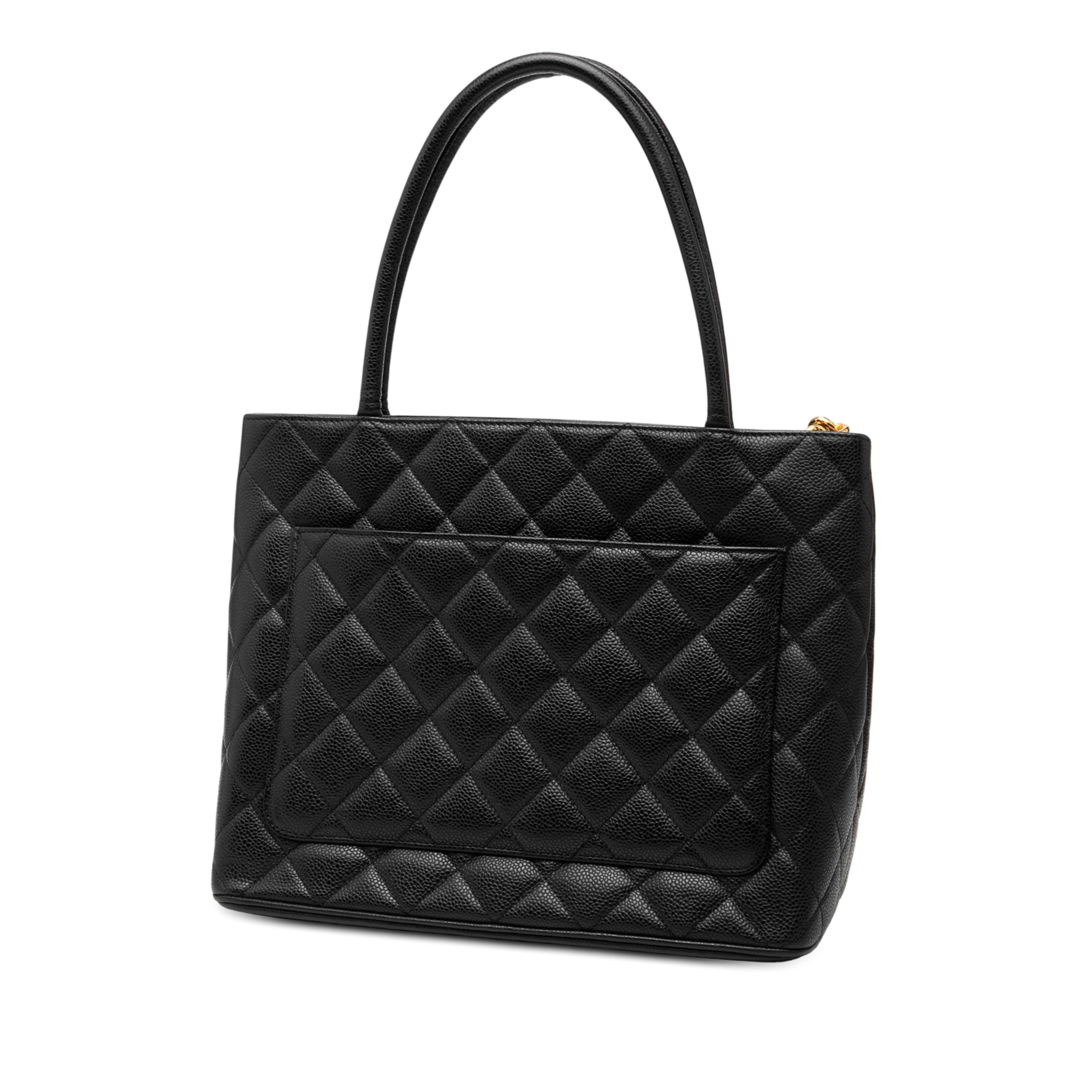 Chanel Caviar Medallion Tote, från Luxclusif, i färgen black. Klicka för att öppna bilden i stort format