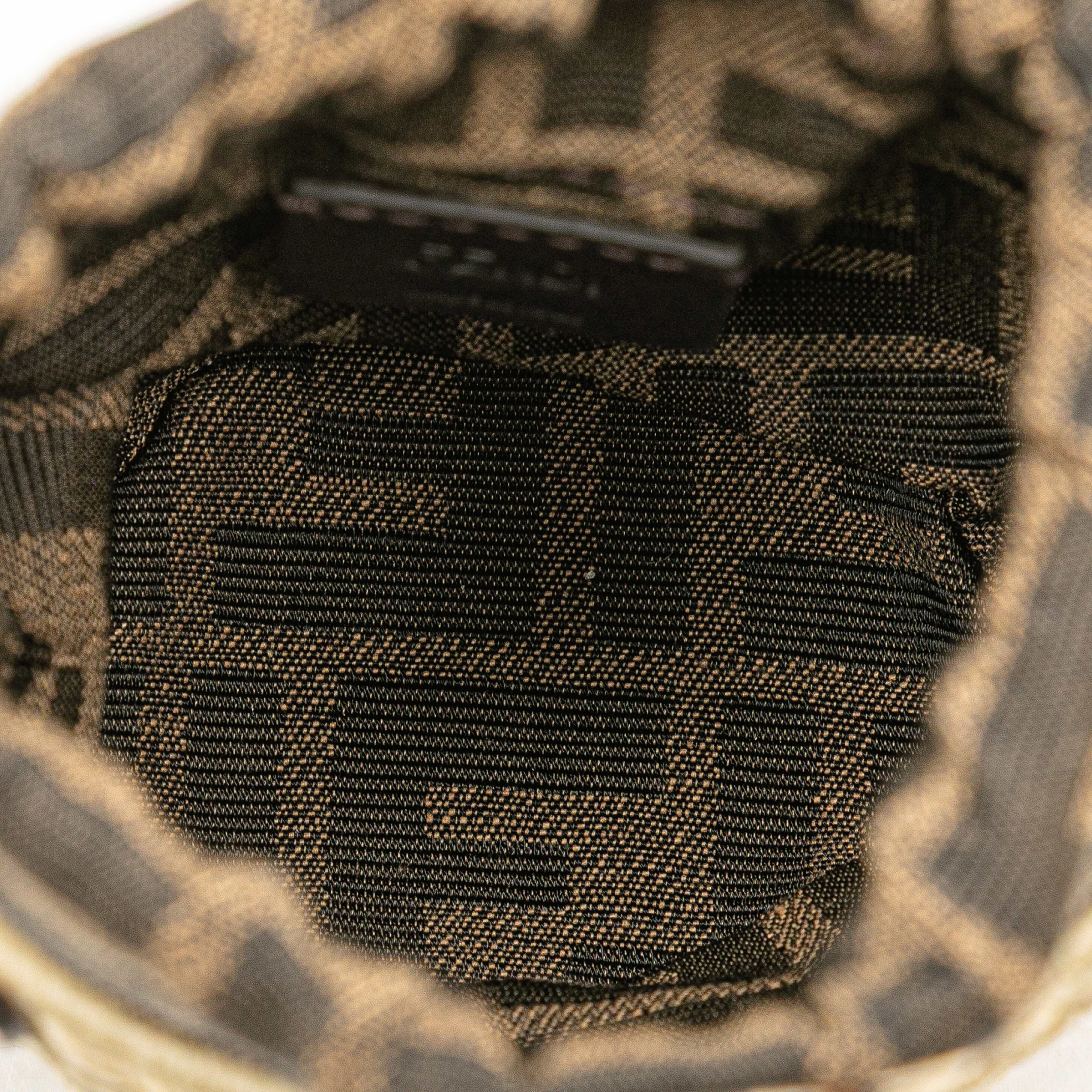 Fendi Nano Zucca Straw And Canvas Step Out Bag, från Luxclusif, i färgen brown. Klicka för att öppna bilden i stort format